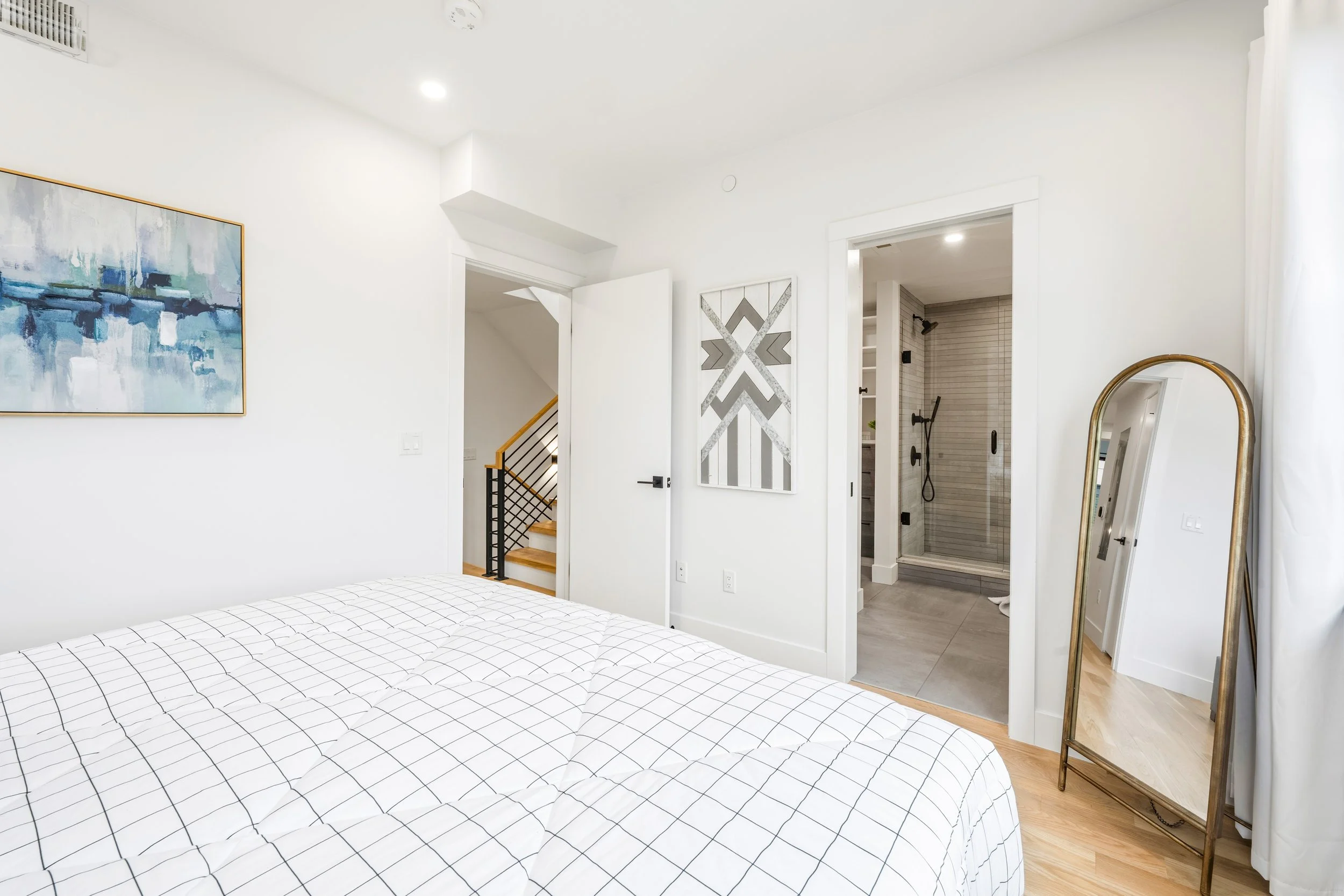 Master to ensute bath and walk-in closte