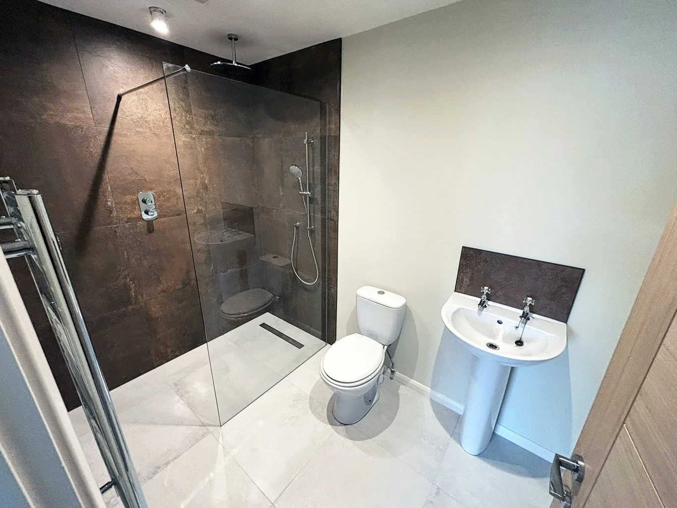 Minden Drive Bathroom 4.jpg
