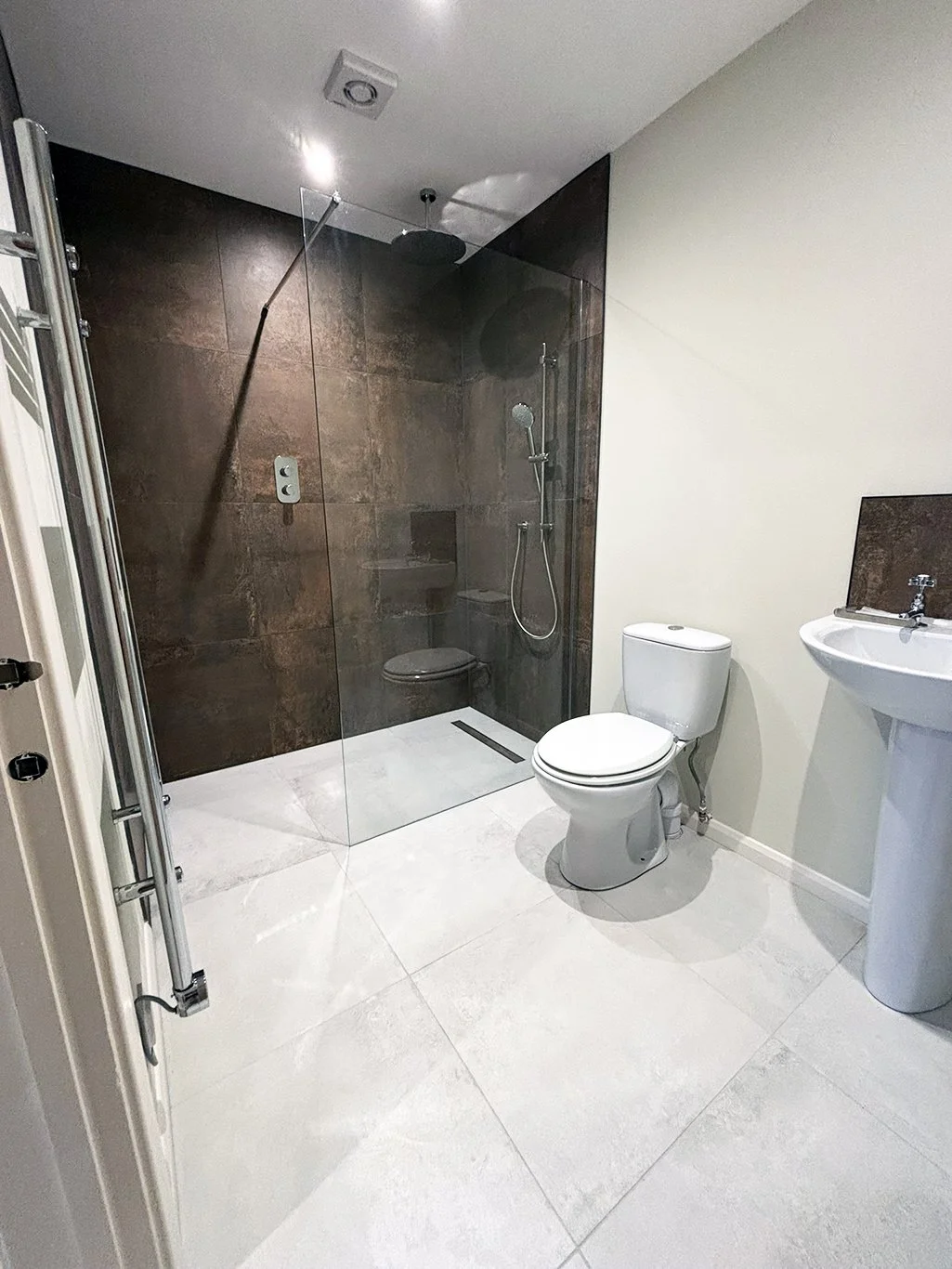 Minden Drive Bathroom 3.jpg