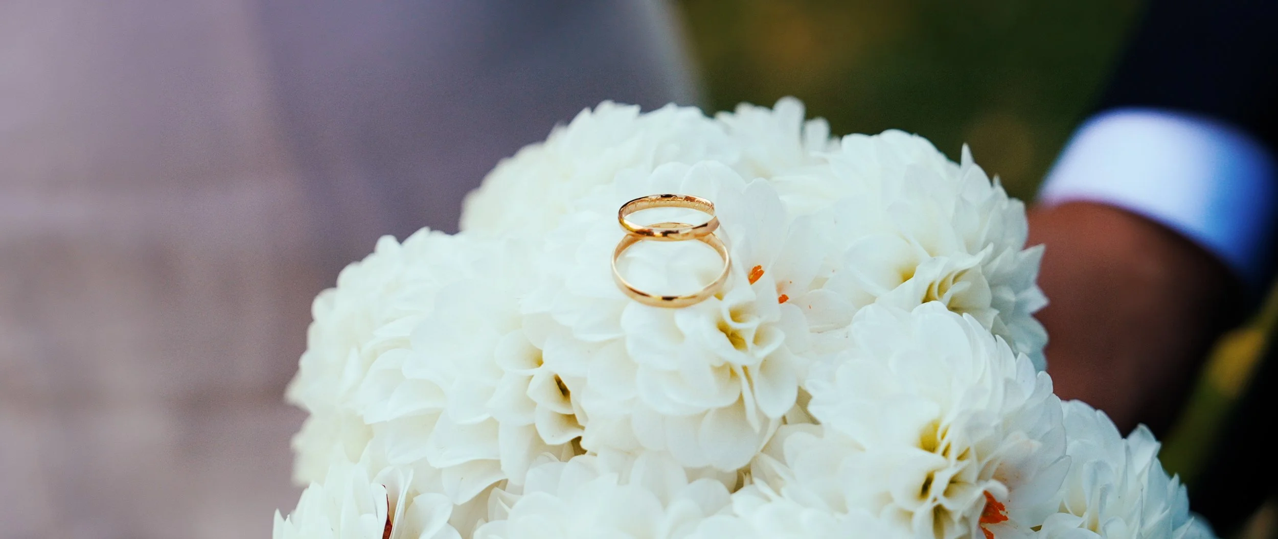 Bouquet mariée blanc alliances dessus