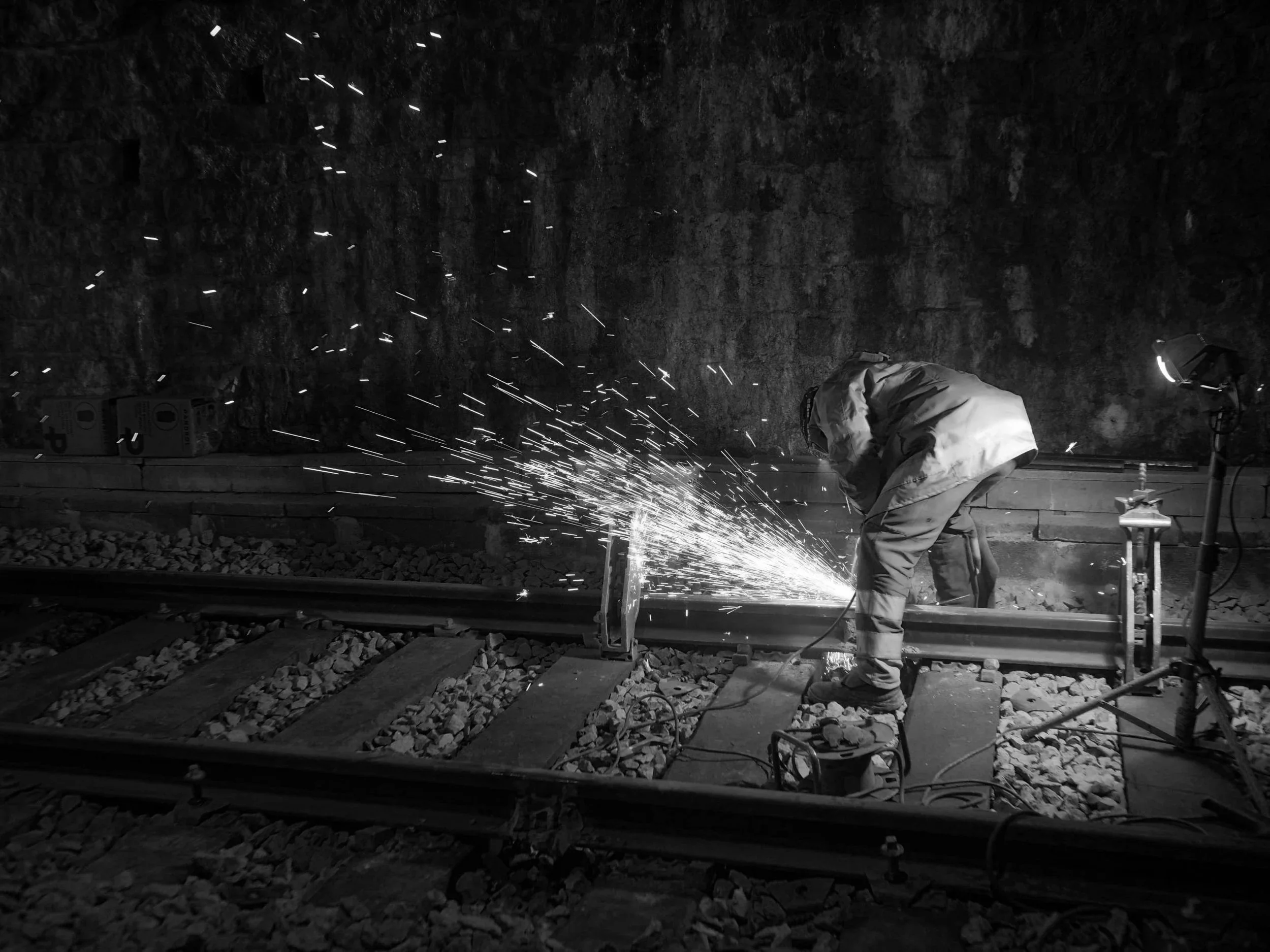 ouvrier rails tunnel ferroviaire