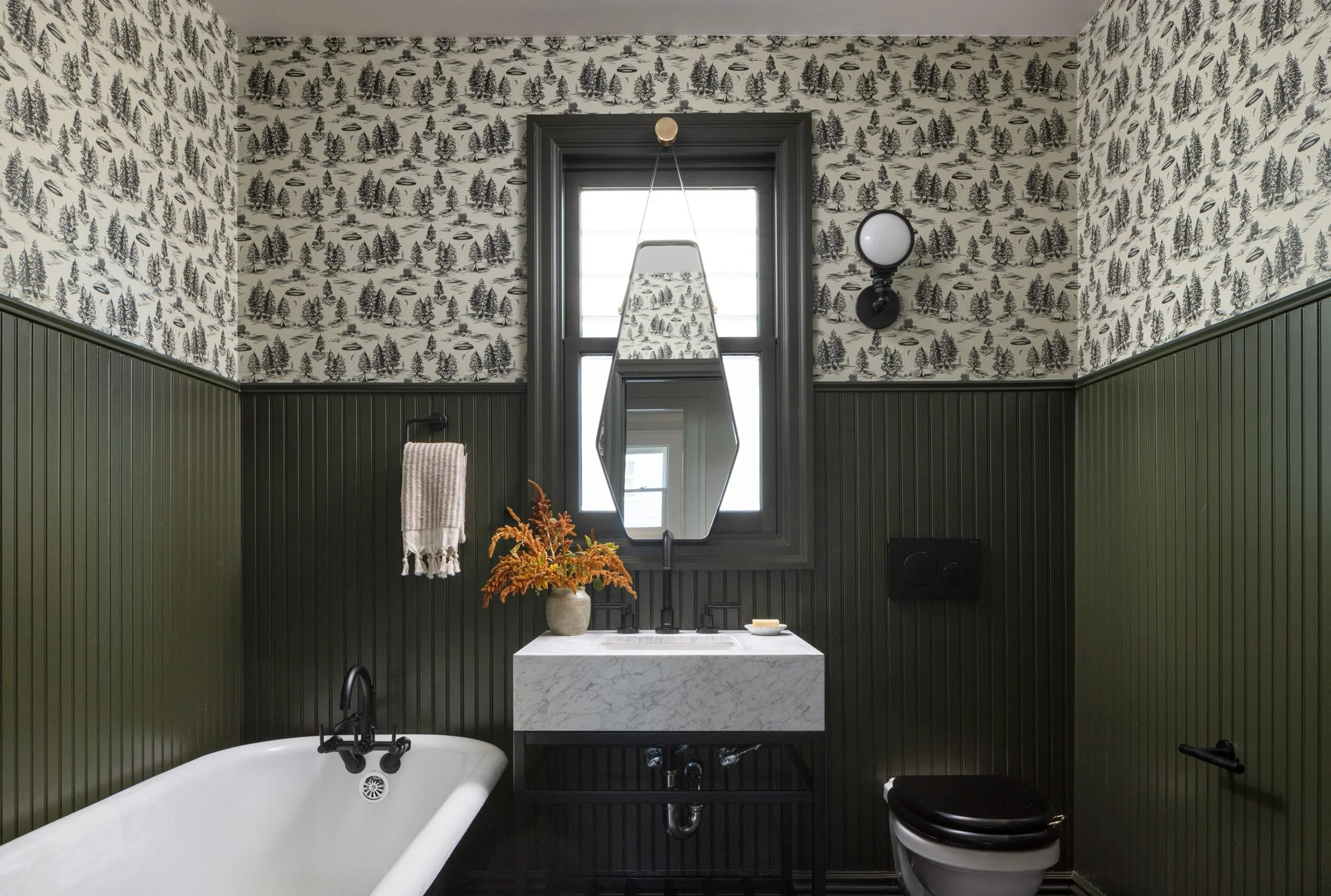Bath with toile wallpaper, green beadboard and clawfoot tub, 99 Bosworth, Barlow Design