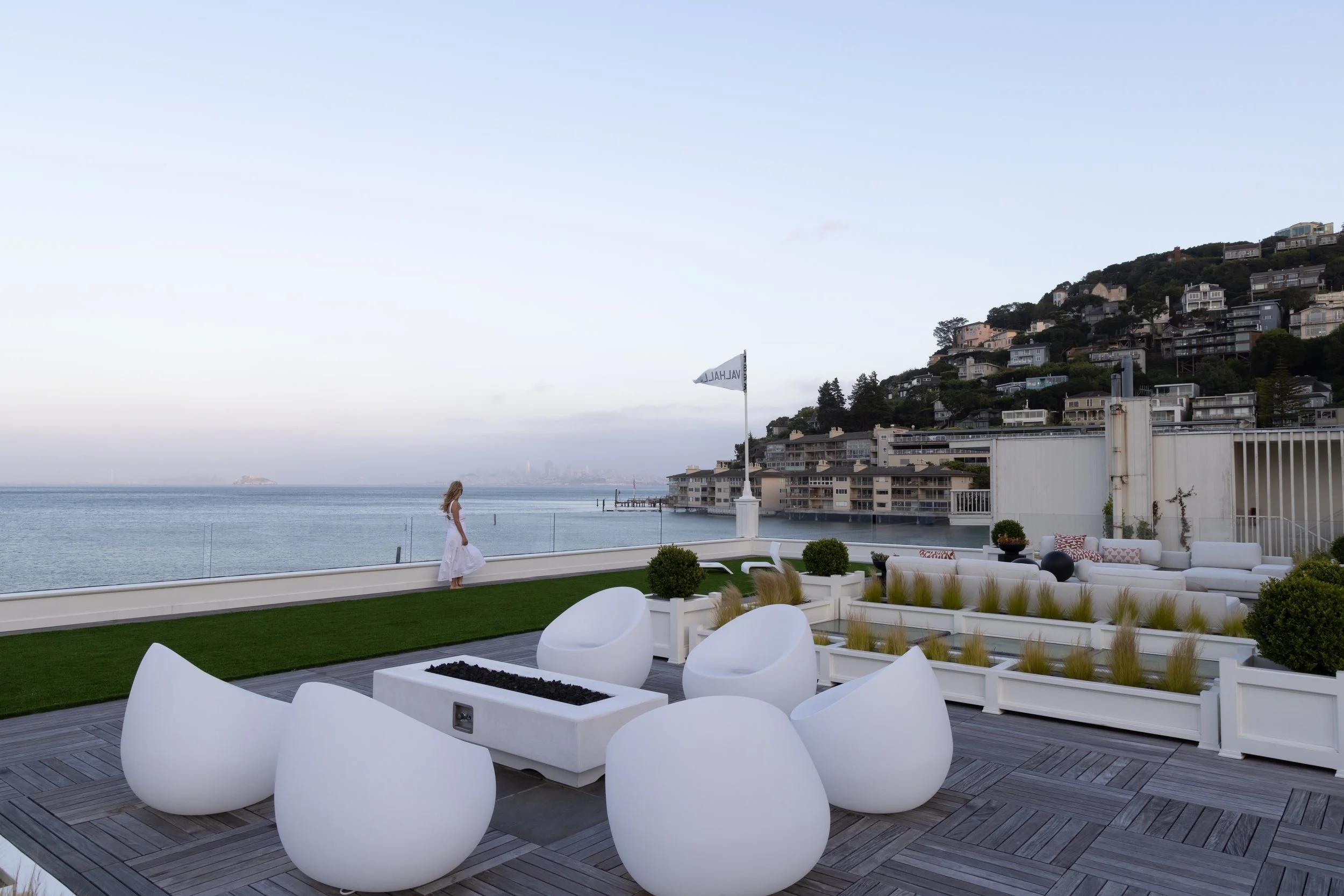 Rooftop terrace with white pod chairs, a fire table and lawn above the bay, Valhalla, Sausalito