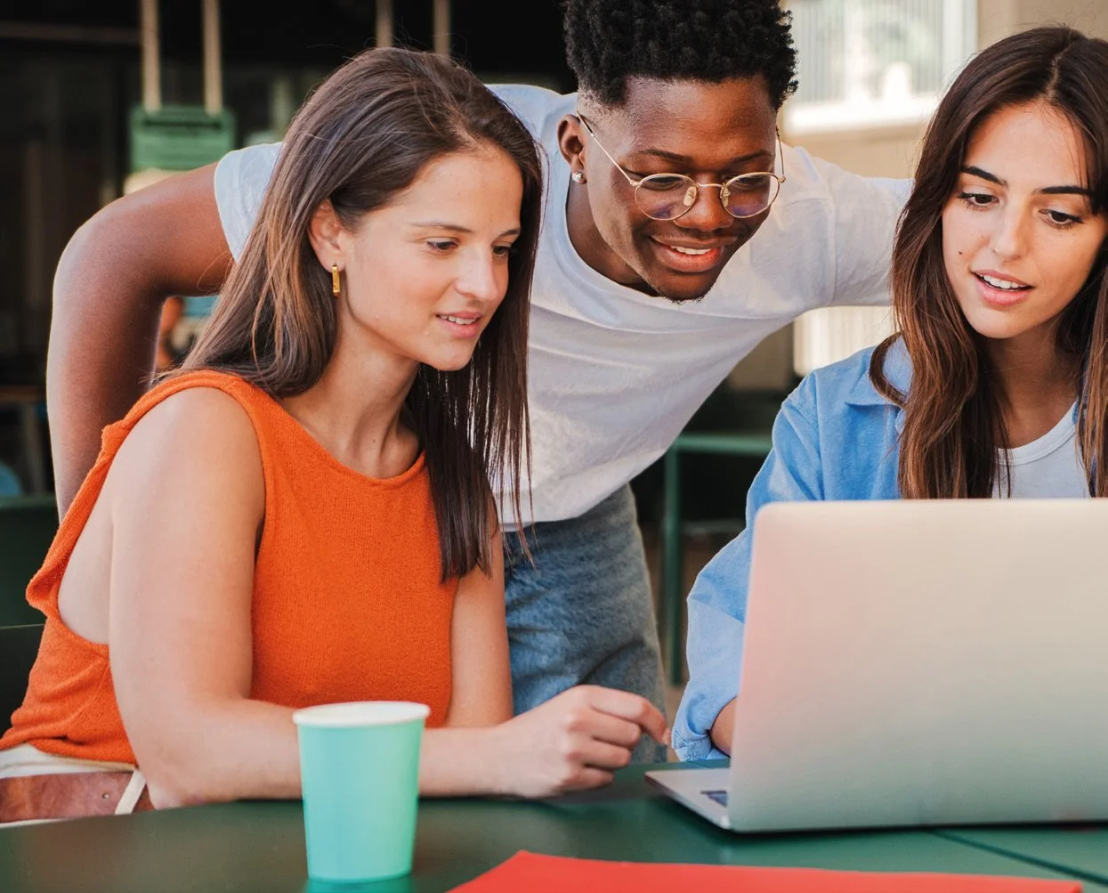 Jovens a trabalhar em conjunto num computador