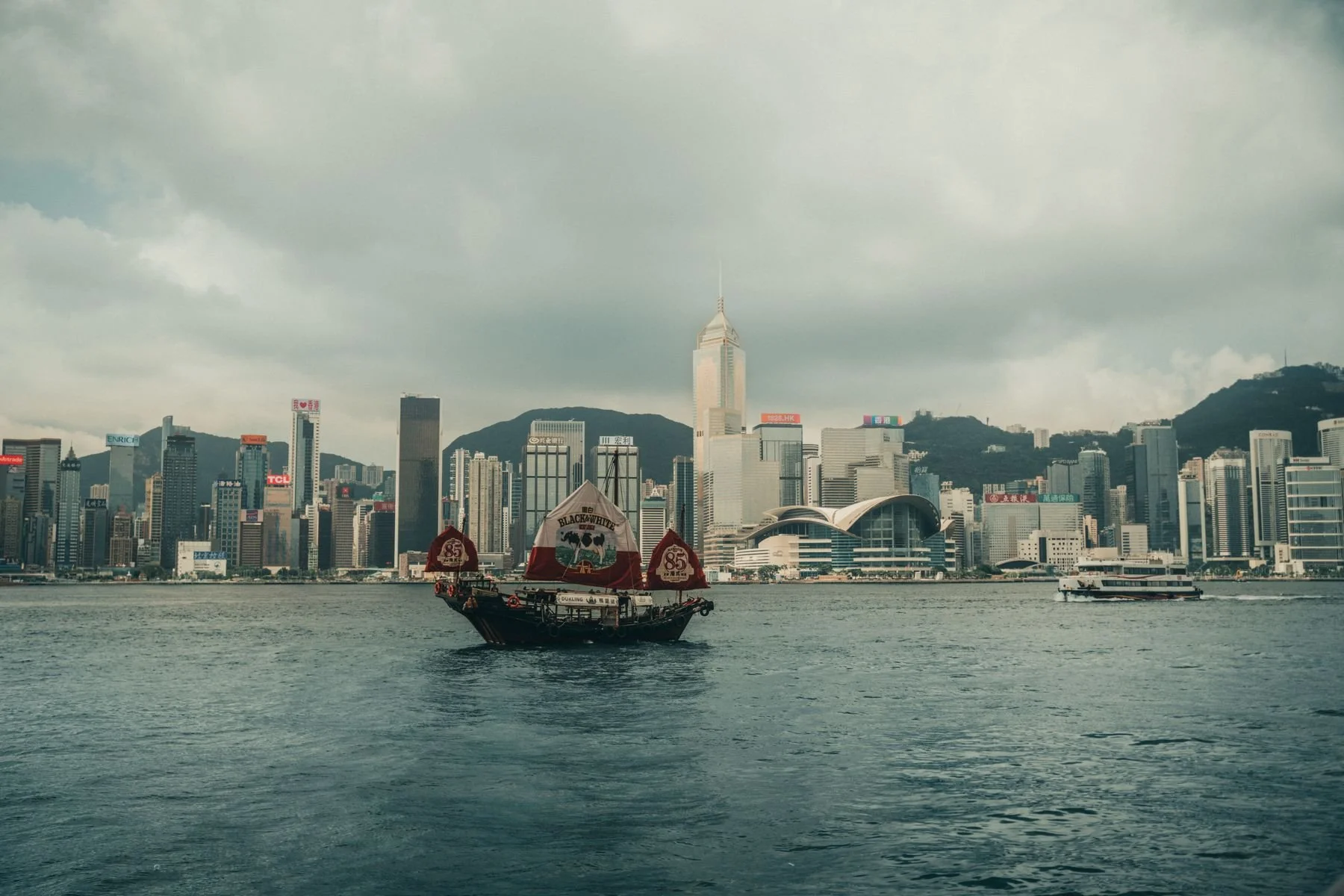 17-junk-on-the-harbour.jpg