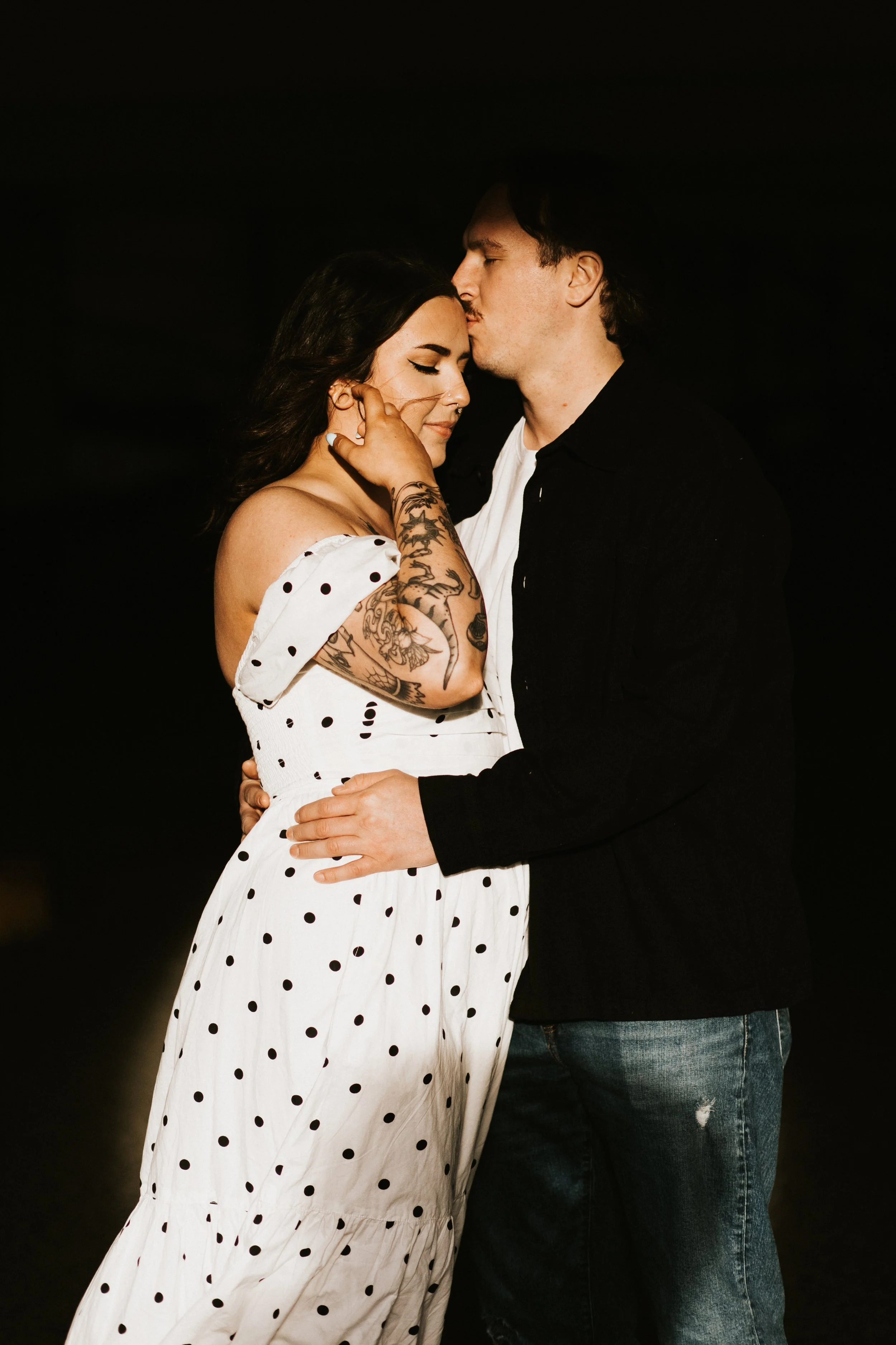 engagement session kiss in direct sunlight
