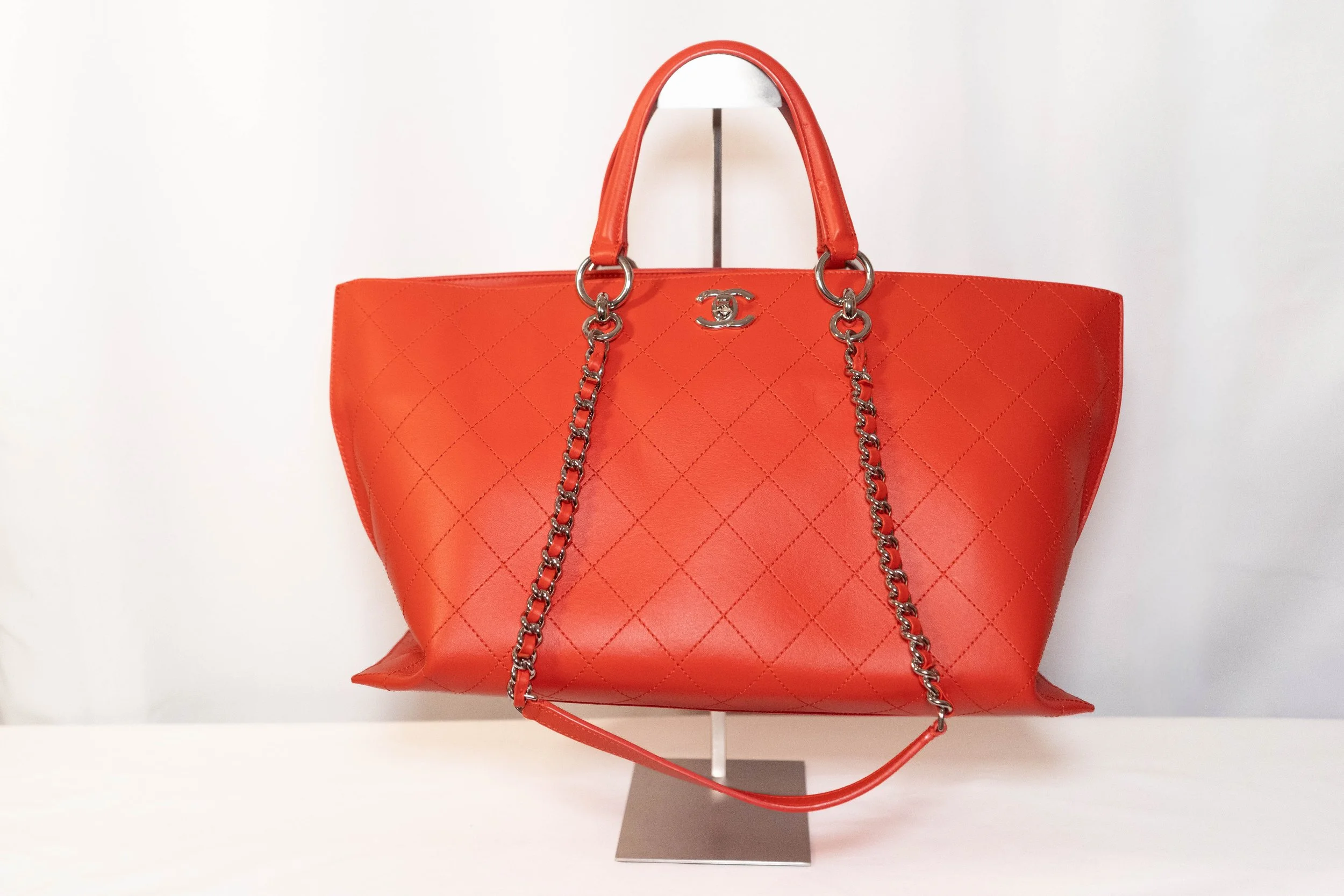 CH06 Chanel: Ring My Bag Tote