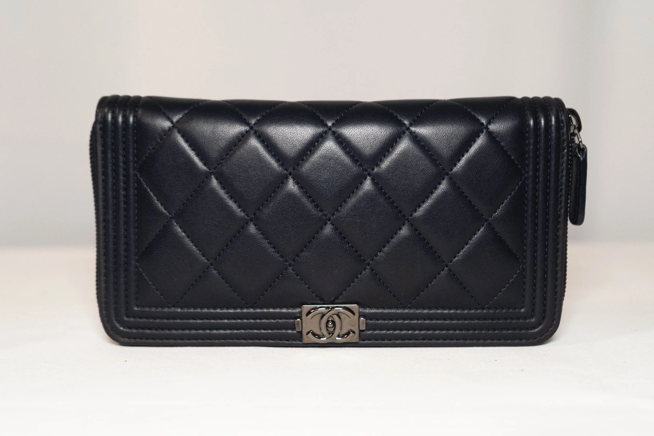 CH01 Chanel: Boy Long Zip Wallet