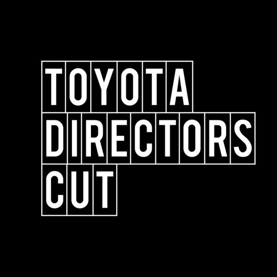 黒地に白い枠と文字で「TOYOTA DIRECTORS CUT」と書かれたロゴ