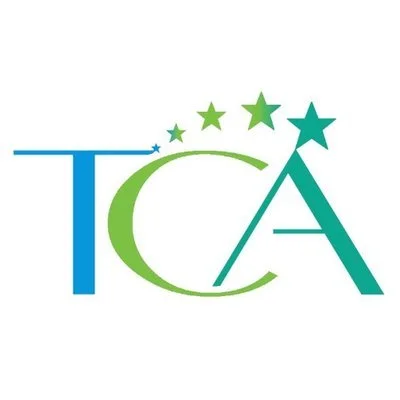 青と緑の「TCA」文字と星を組み合わせたロゴ