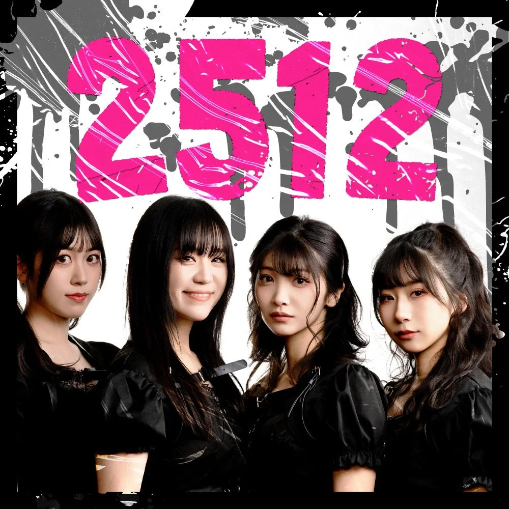 黒い衣装を着た4人の女性と、背景に描かれたピンク色の「2512」のグラフィック