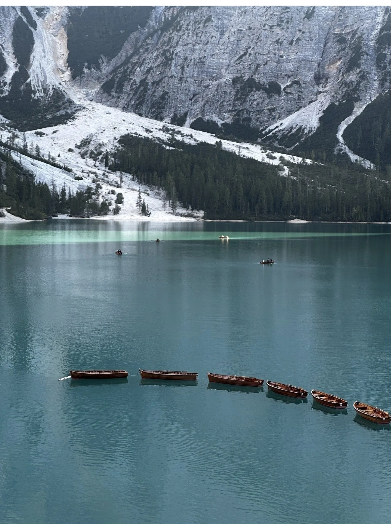 lago-di-braies-rowing-boats.jpg
