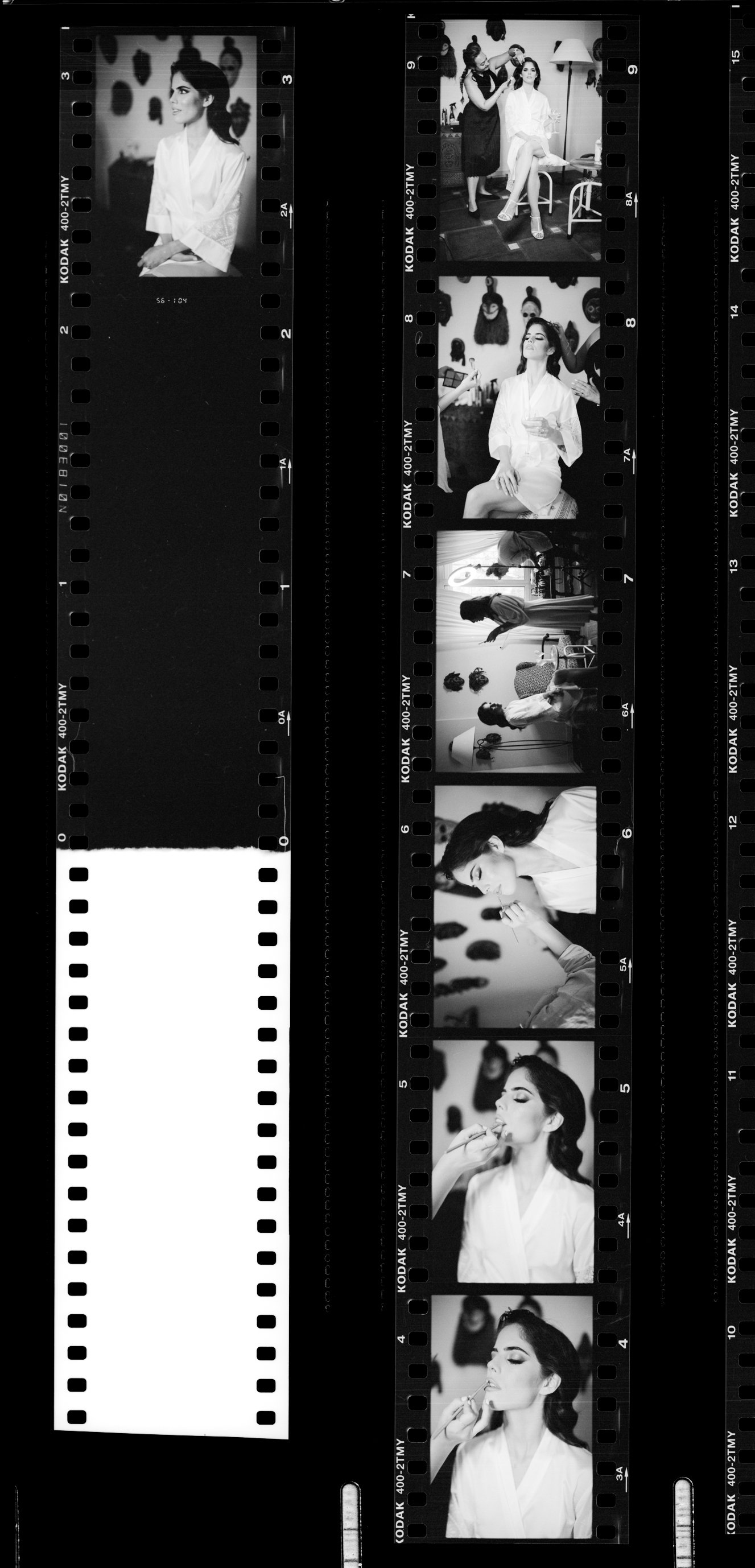 Planche-contact Kodak en noir et blanc montrant une femme se préparant, maquillée et coiffée avant une séance photo.