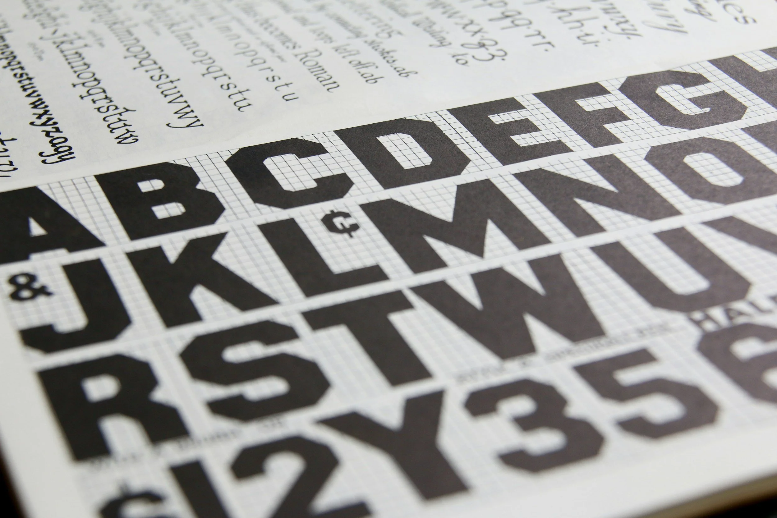 Primer plano de un crucigrama impreso con letras negras y una página de texto superpuesta.