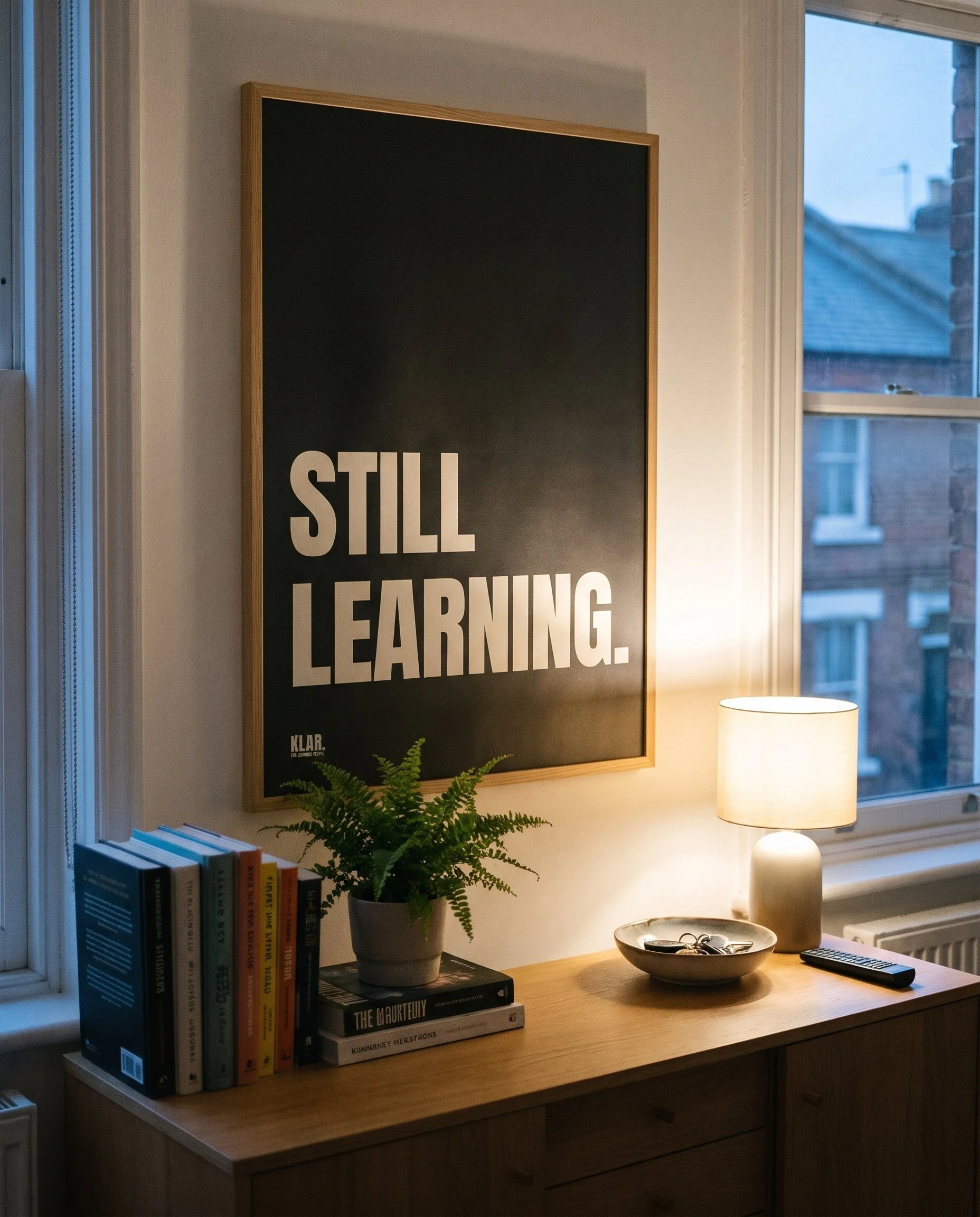 KLAR-Poster-Still-Learning-03-Wohnzimmer.jpg