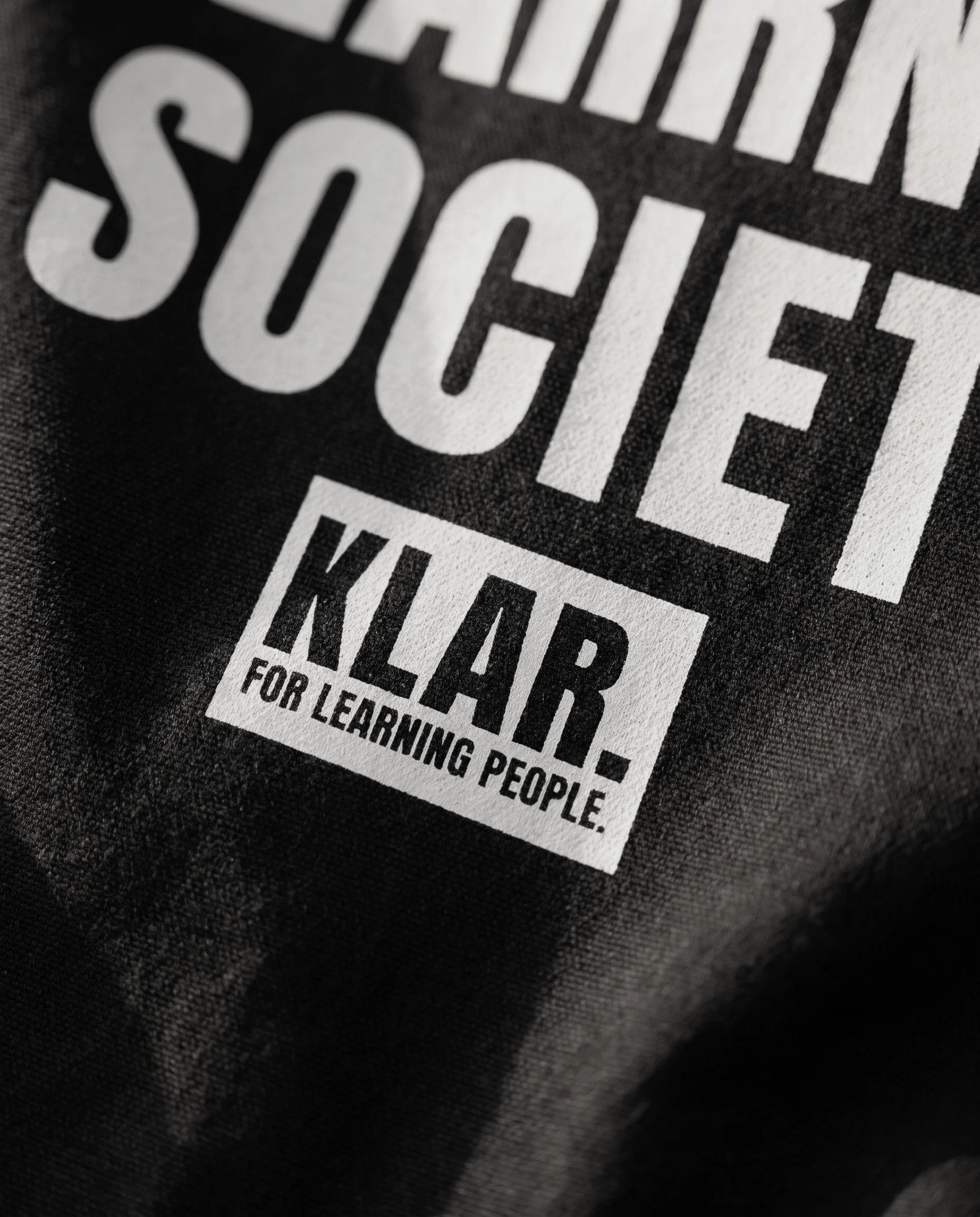 KLAR-Beutel-Schwarz-05-Detail-Label.jpg