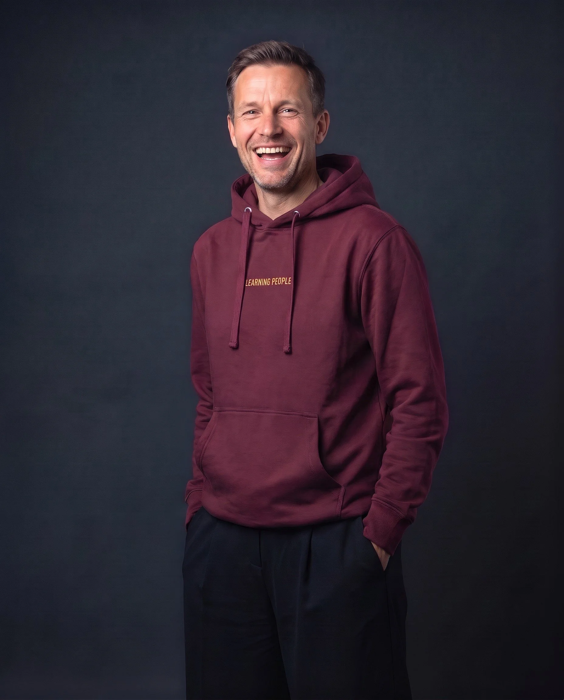 KLAR-Hoodie-Maroon-02-Mann-vorn.jpg