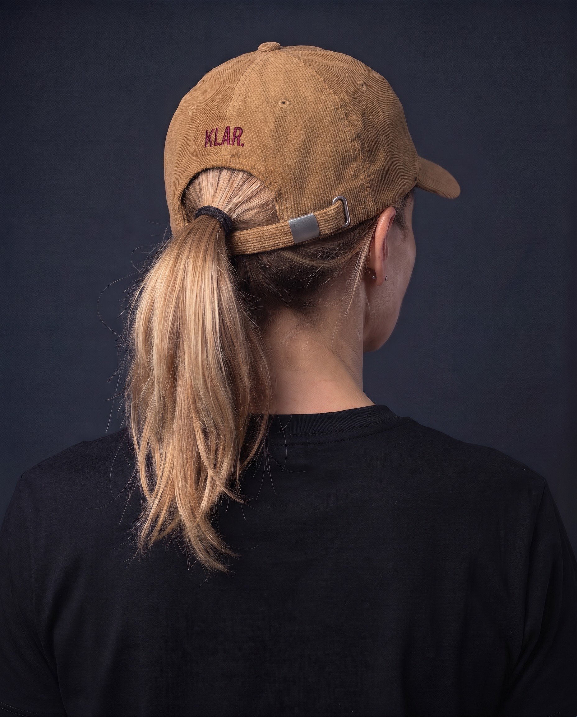 KLAR-Cap-Camel-03-Frau-hinten.jpg