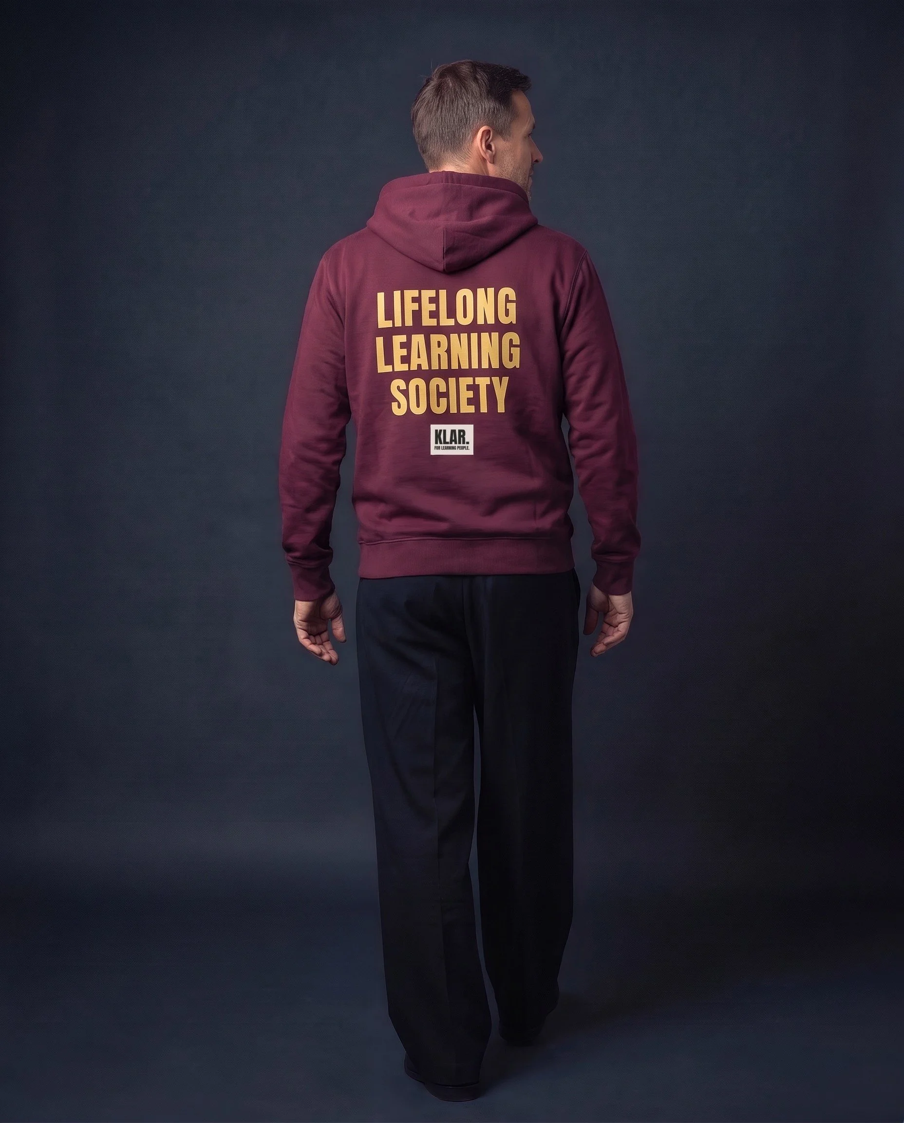 KLAR-Hoodie-Maroon-04-Mann-hinten.jpg