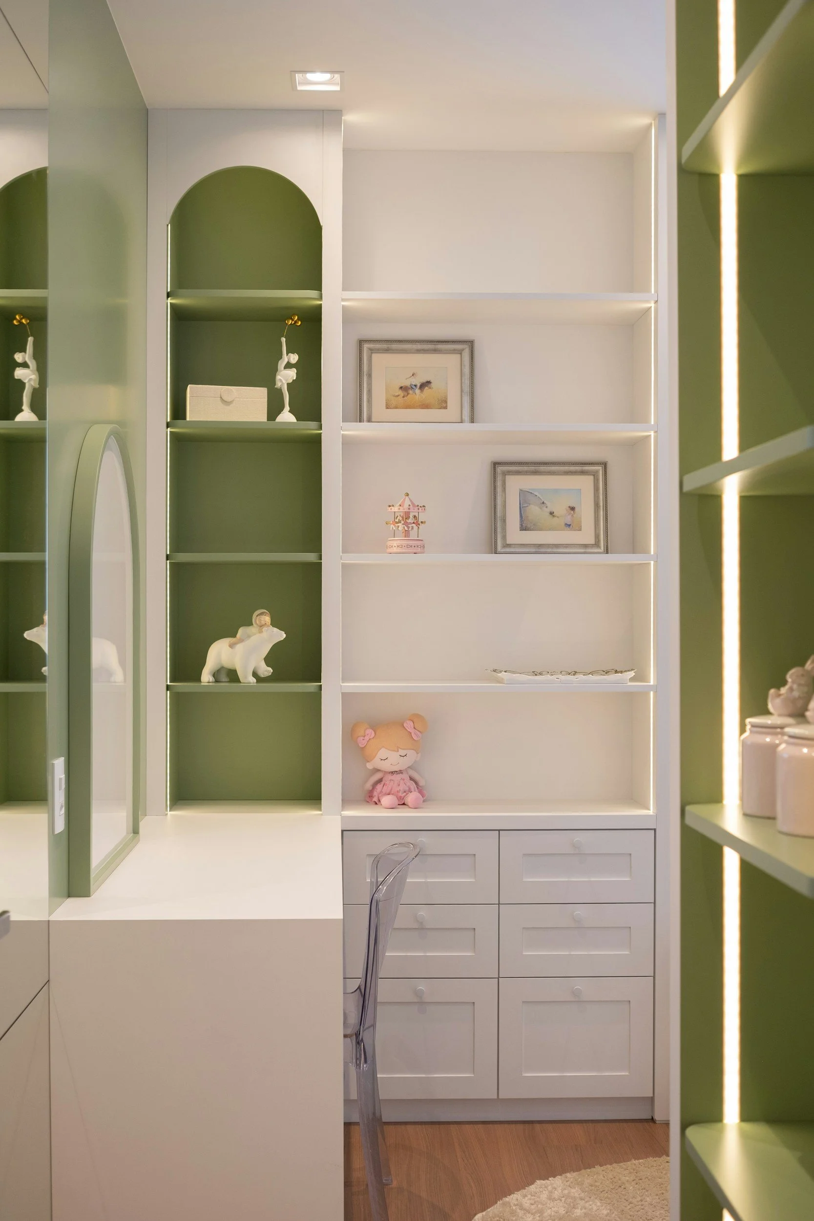 Inspiration: kids' room with built-in shelving