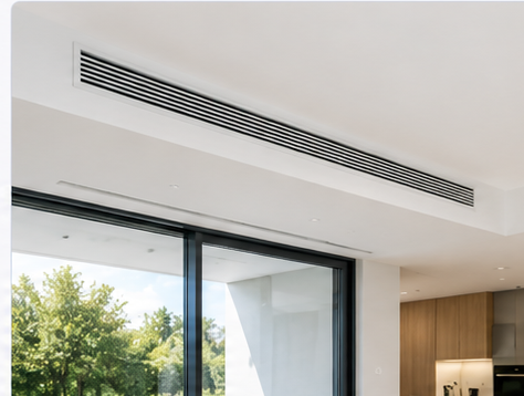 Grille de ventilation linéaire au plafond au-dessus de grandes baies vitrées dans un intérieur moderne