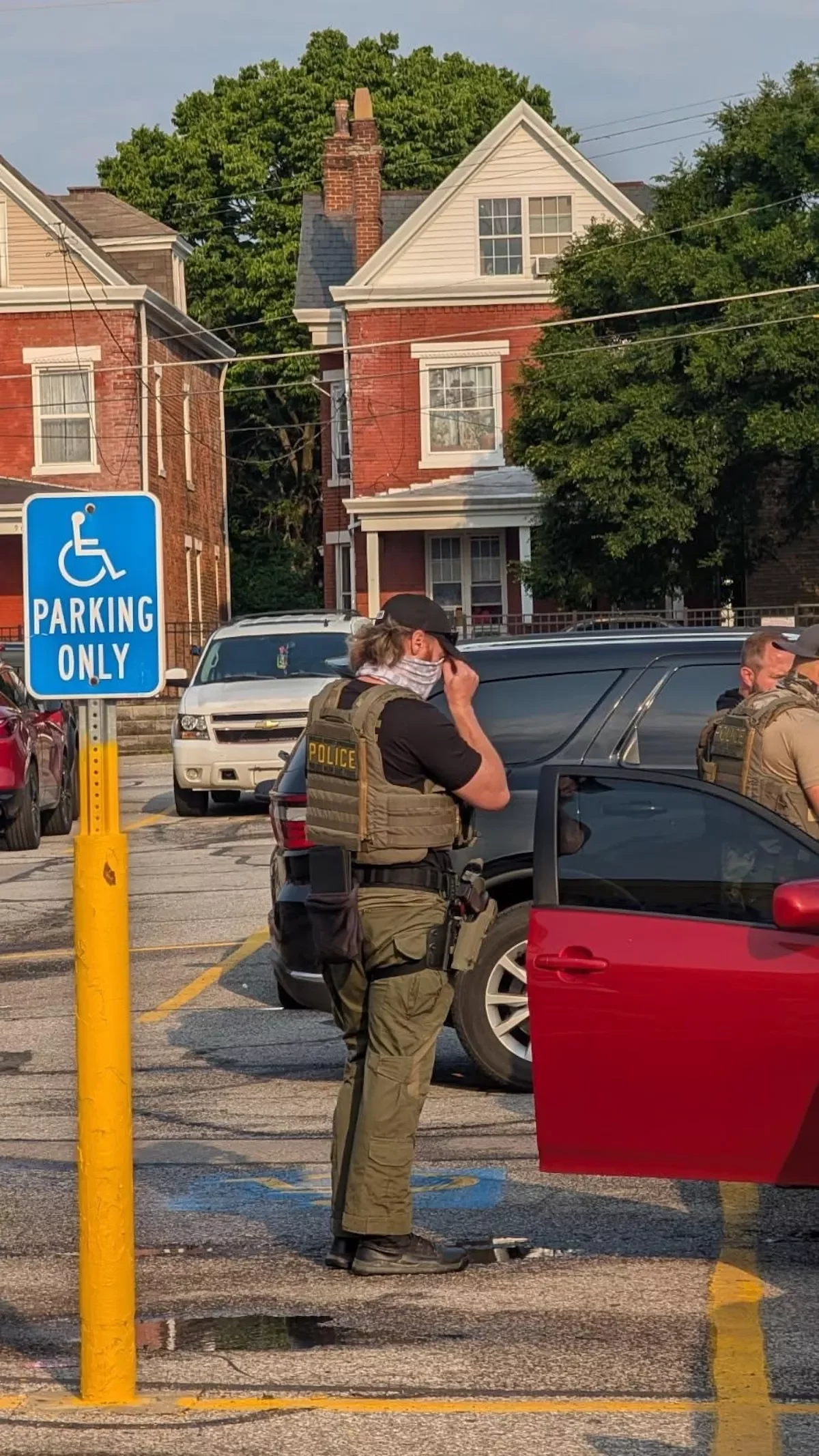 Department of Homeland Security agents question members of the the Mendez family on May 31 in the parking lot of the Warsaw Avenue Kroger. Photo: Courtesy Walter Vasquez