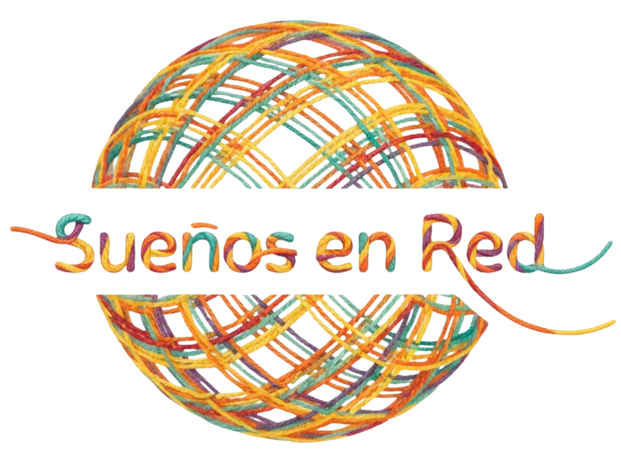 Logotipo colorido de “Sueños en Red” con una red tejida multicolor en forma de arco y óvalo.