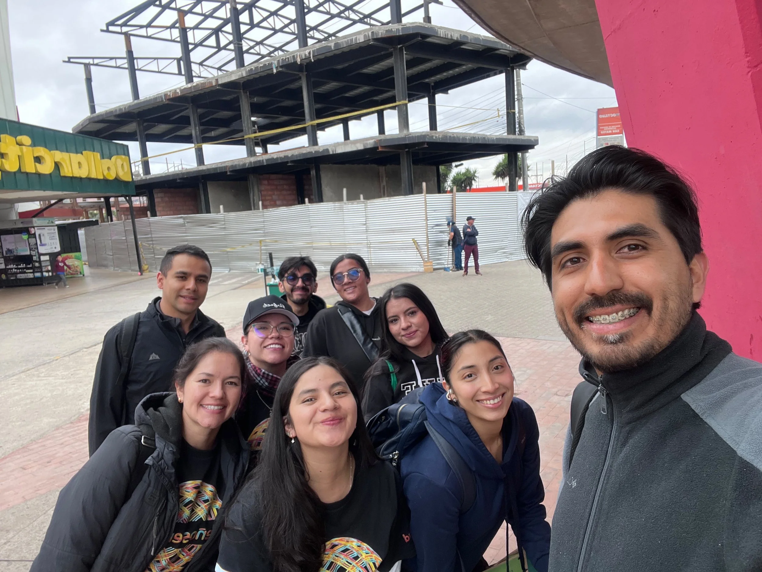 Grupo de voluntades alegres tomándose una selfie previo a la jornada que van a vivir en comunidad.