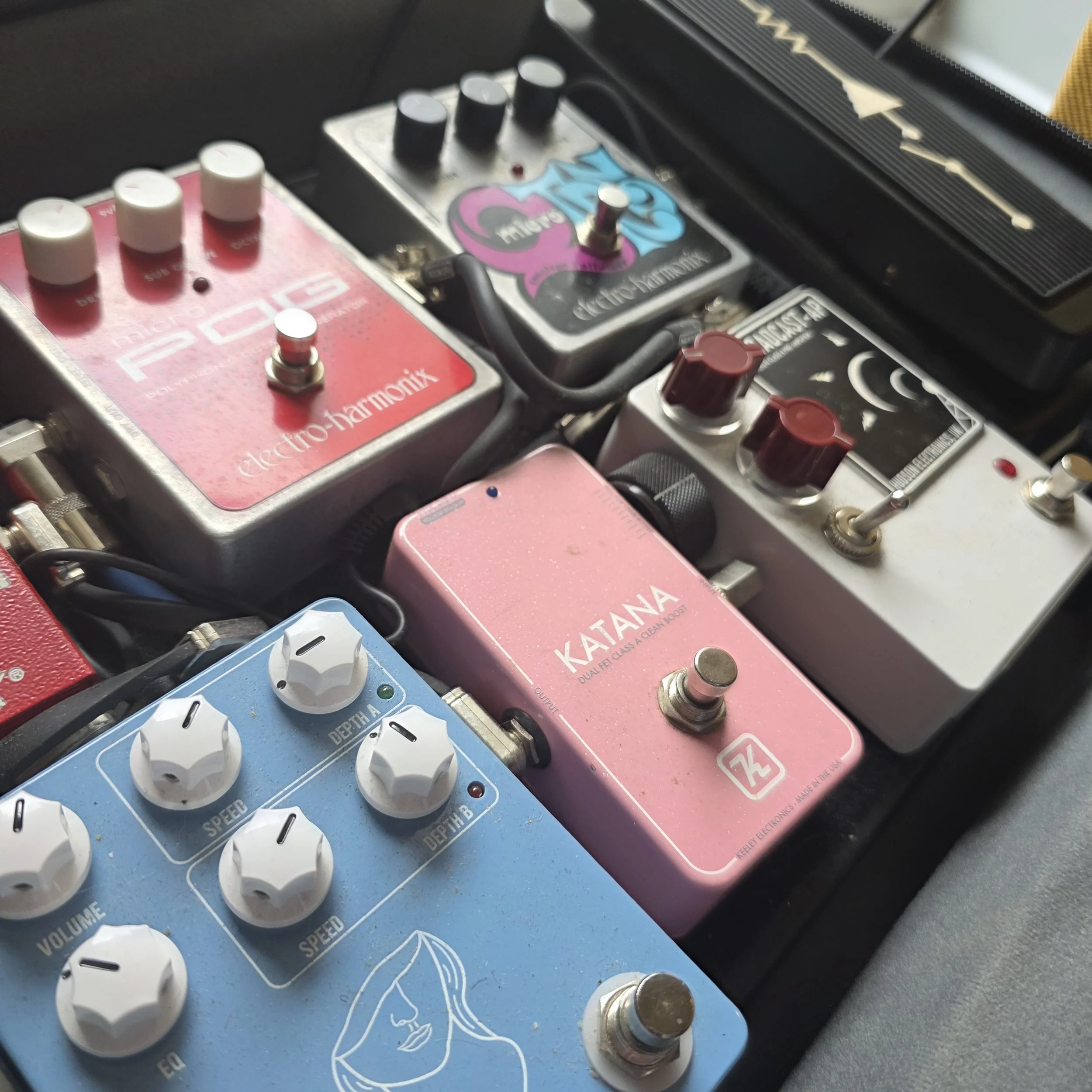 additional pedals including a way, auto-wah, Octave, boost, vibrato, and pre-amp / fuzz. 