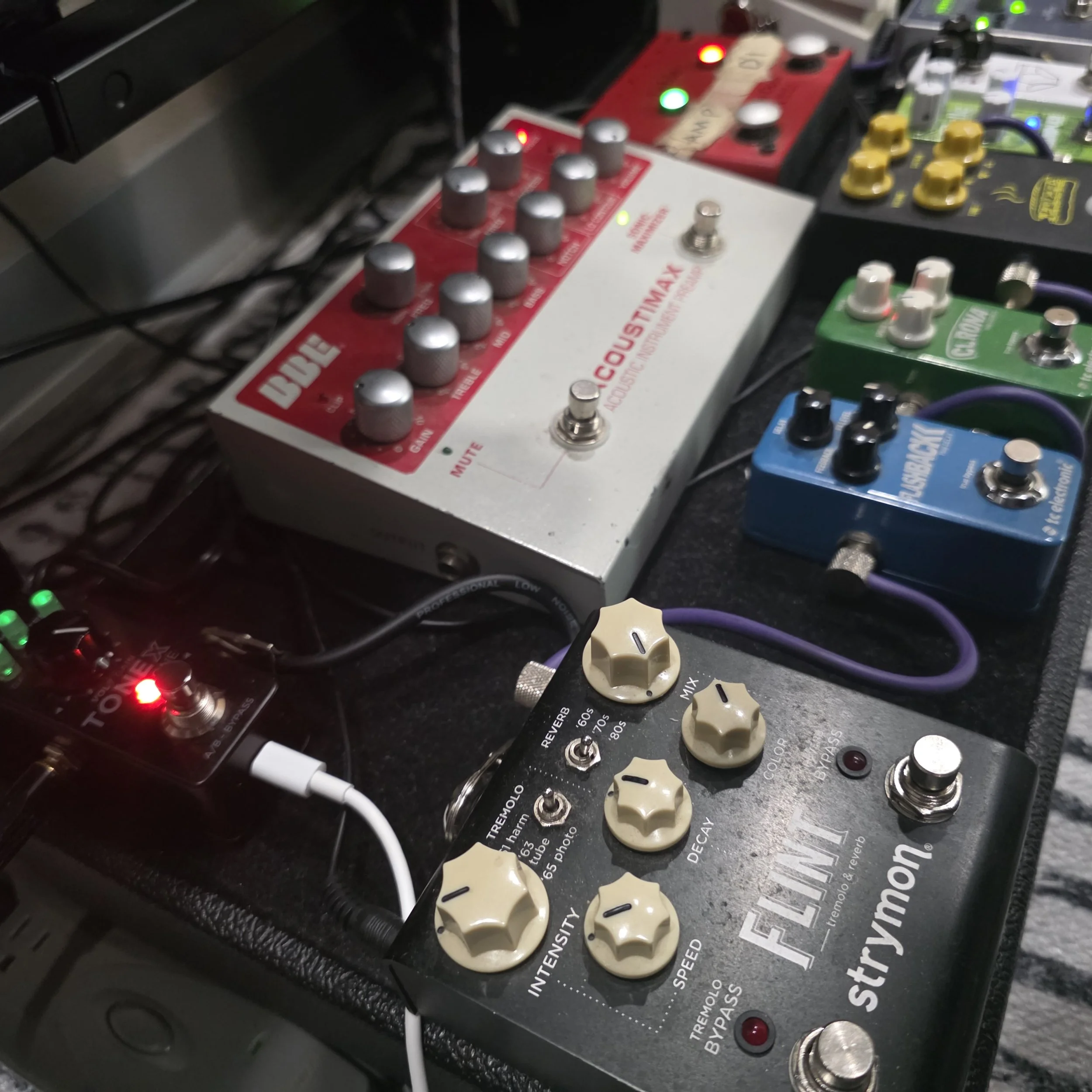 Pedal board for tracking