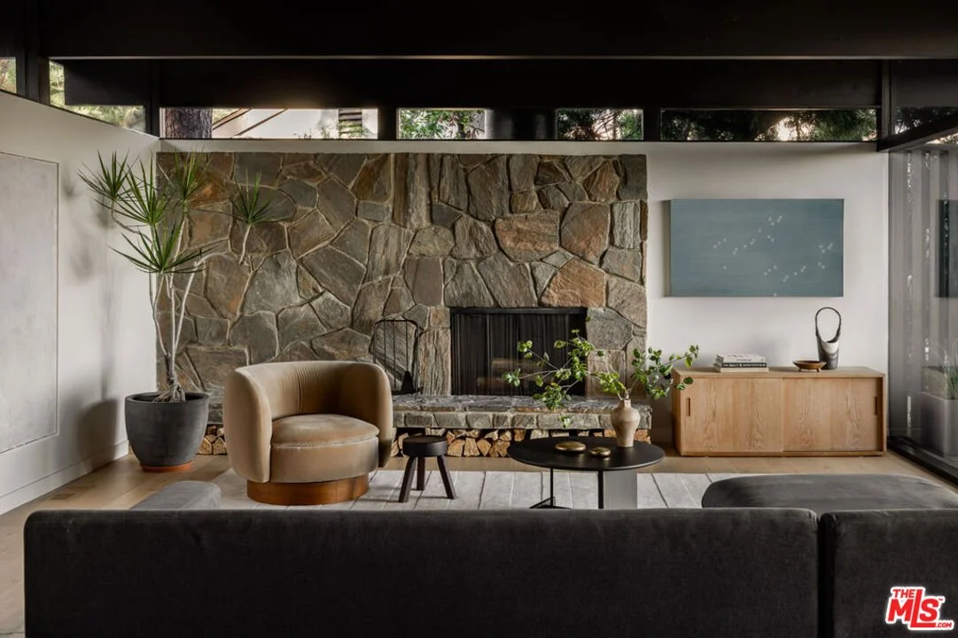 300 Anita Dr | Livingroom