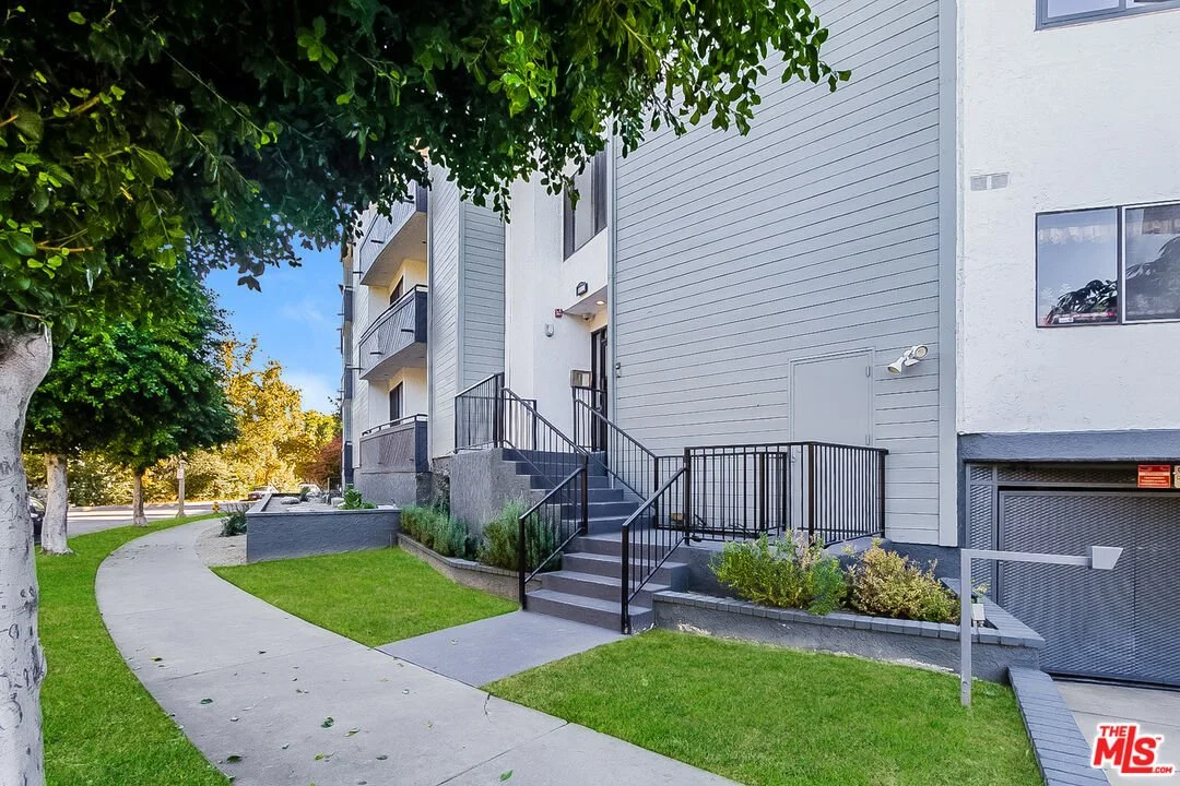 12050 Valleyheart Dr #102, Studio City, CA 91604