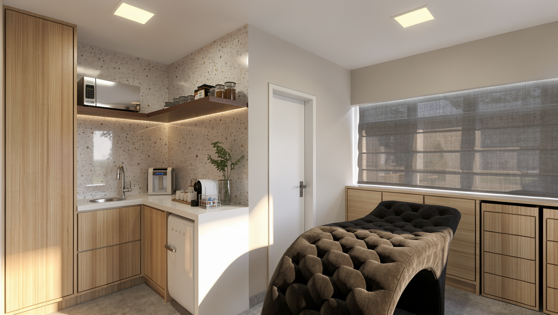 Apartamento compacto e moderno com cozinha planejada, micro-ondas, bancada com pia, sofá curvo estofado e armários de madeira.
