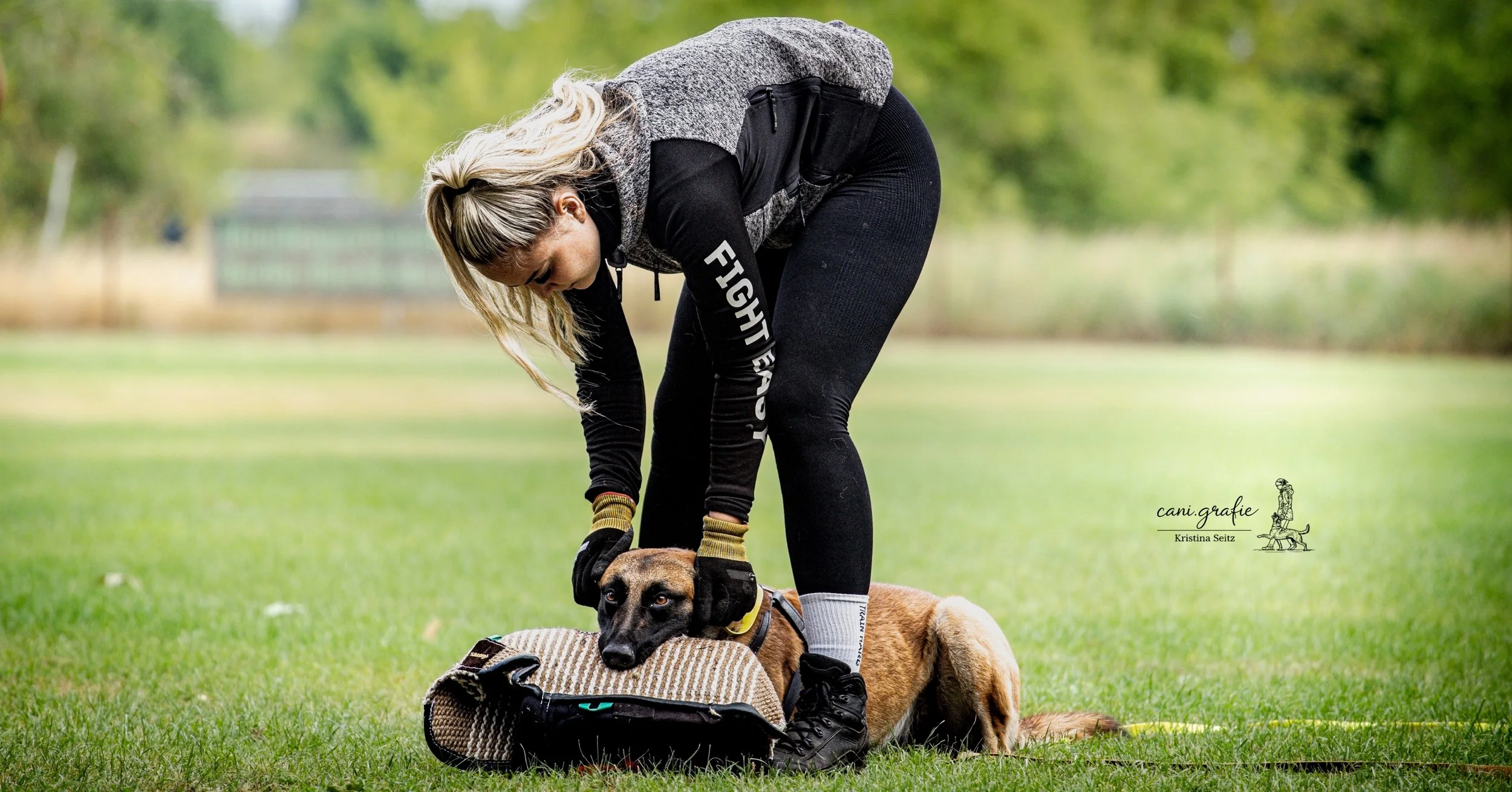 Hundetrainerin Vivienne von ViBaDog trainiert mit einem Malinois am Beißkissen – praxisnahes Hundetraining im Gebrauchshundesport.