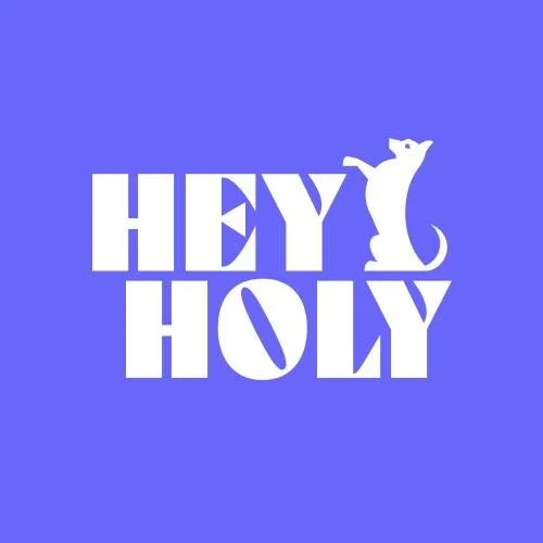 Grafik mit dem Text "HEY HOLY" und einer weißen Katze auf einem blauen Hintergrund.