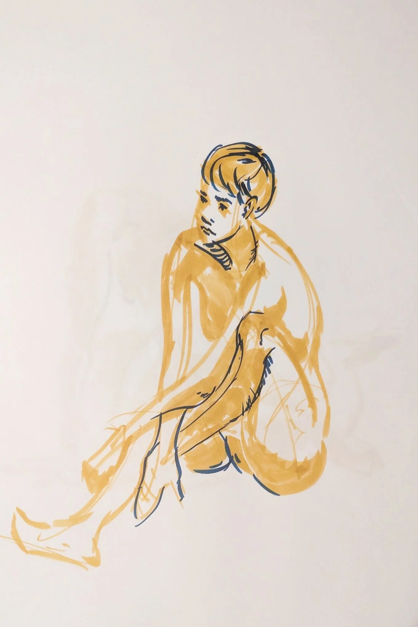 Expressive Skizze einer sitzenden Person in ockerfarbenen und dunkelblauen Pinselstrichen