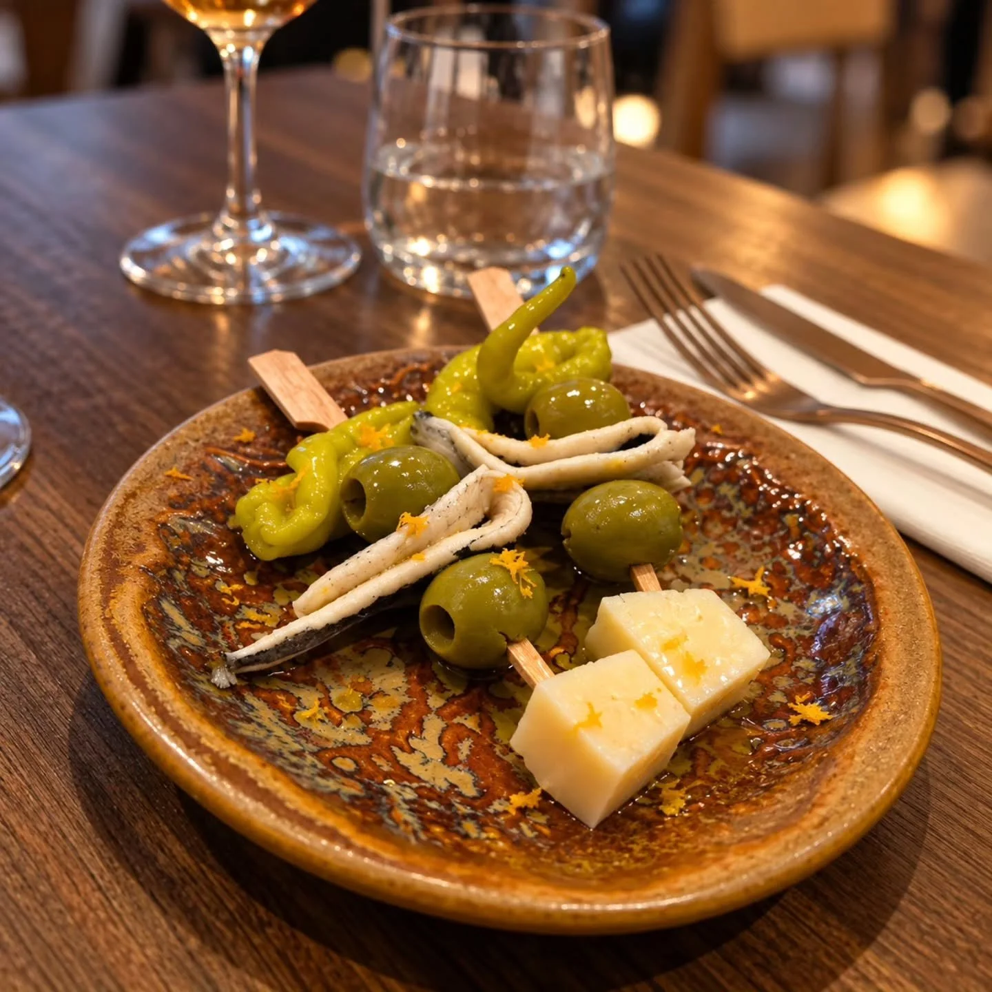 Die Gilda &ndash; schnell, klassisch, mit Twist. 🫒

Manzanilla-Olive, eingelegte Piparra und Kantabrische Anchovis in Essig. So weit der Klassiker. Dazu ger&auml;ucherter K&auml;se und ein Hauch Orangenabrieb, der alles ver&auml;ndert.

Ein Happen. 