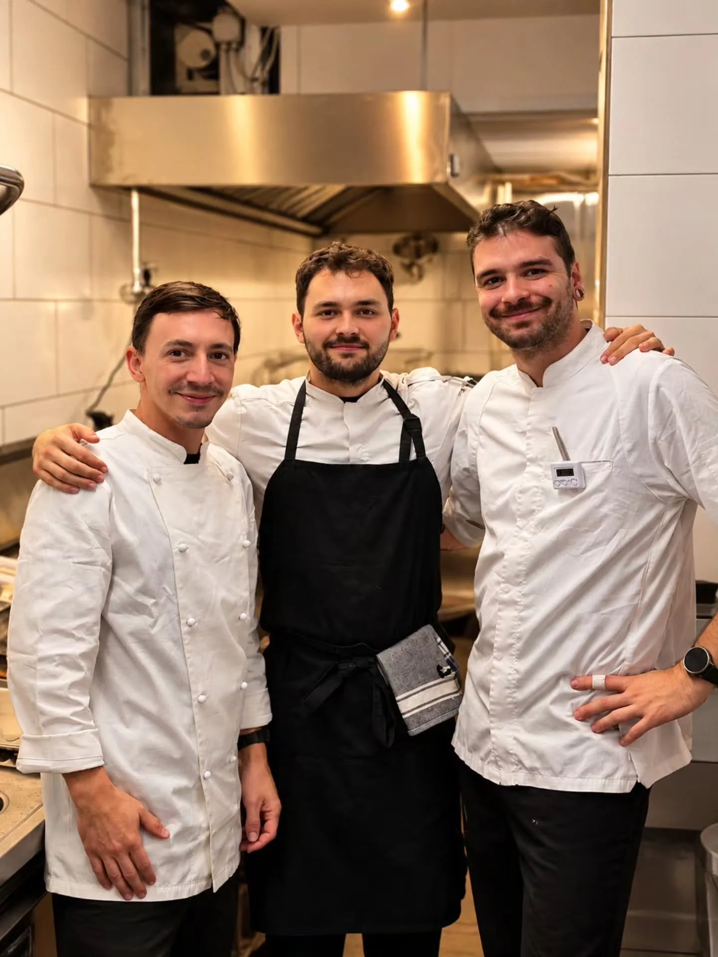 Meet the team behind Tavino&rsquo;s kitchen! 

Three passionate chefs bringing the best of Spanish cuisine to life with their own creative signature. 🇪🇸

Traditional flavors, modern techniques, and a touch of personality in every dish.

Spanish roo