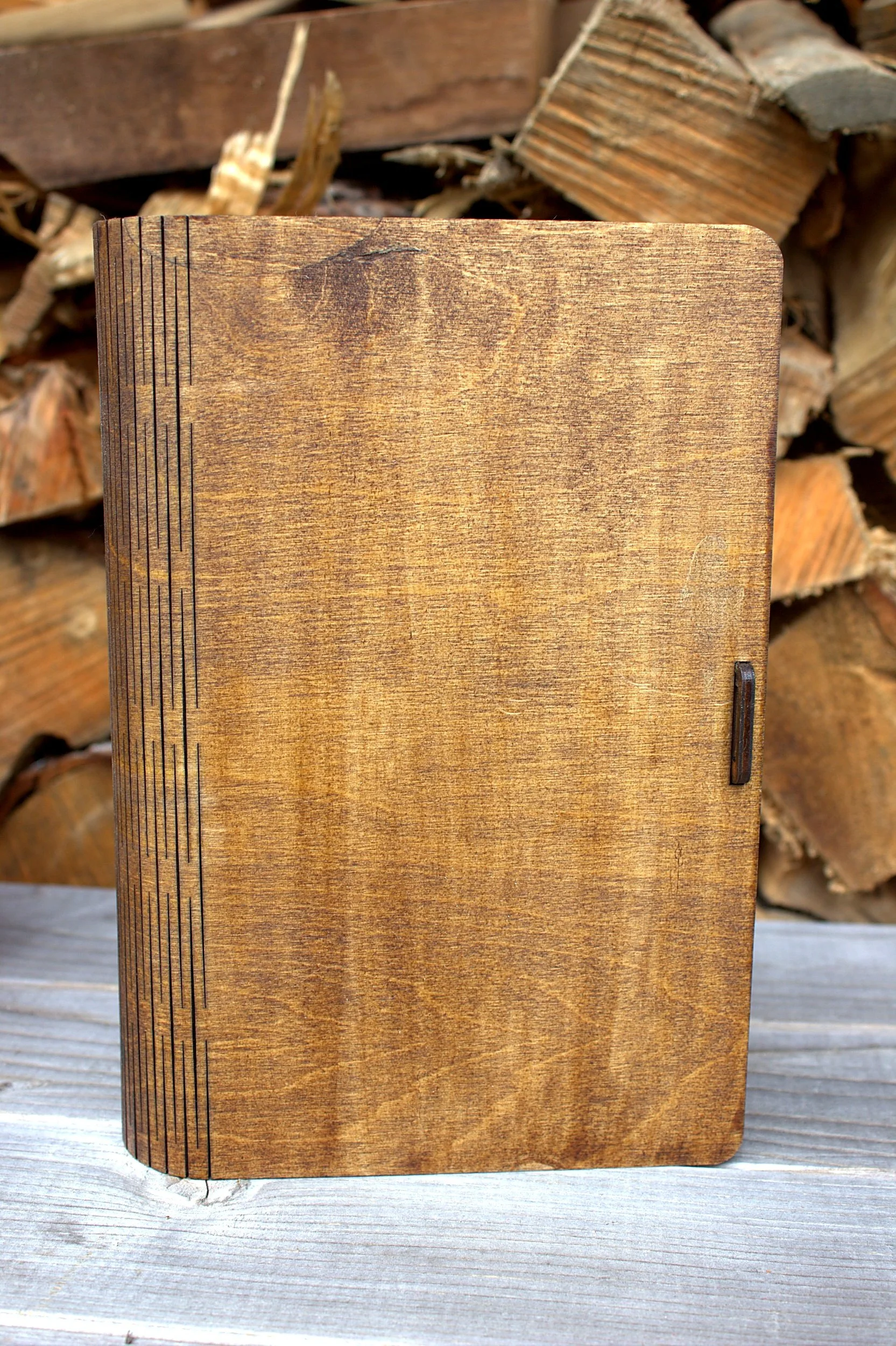 Wooden bottle gift box — closed