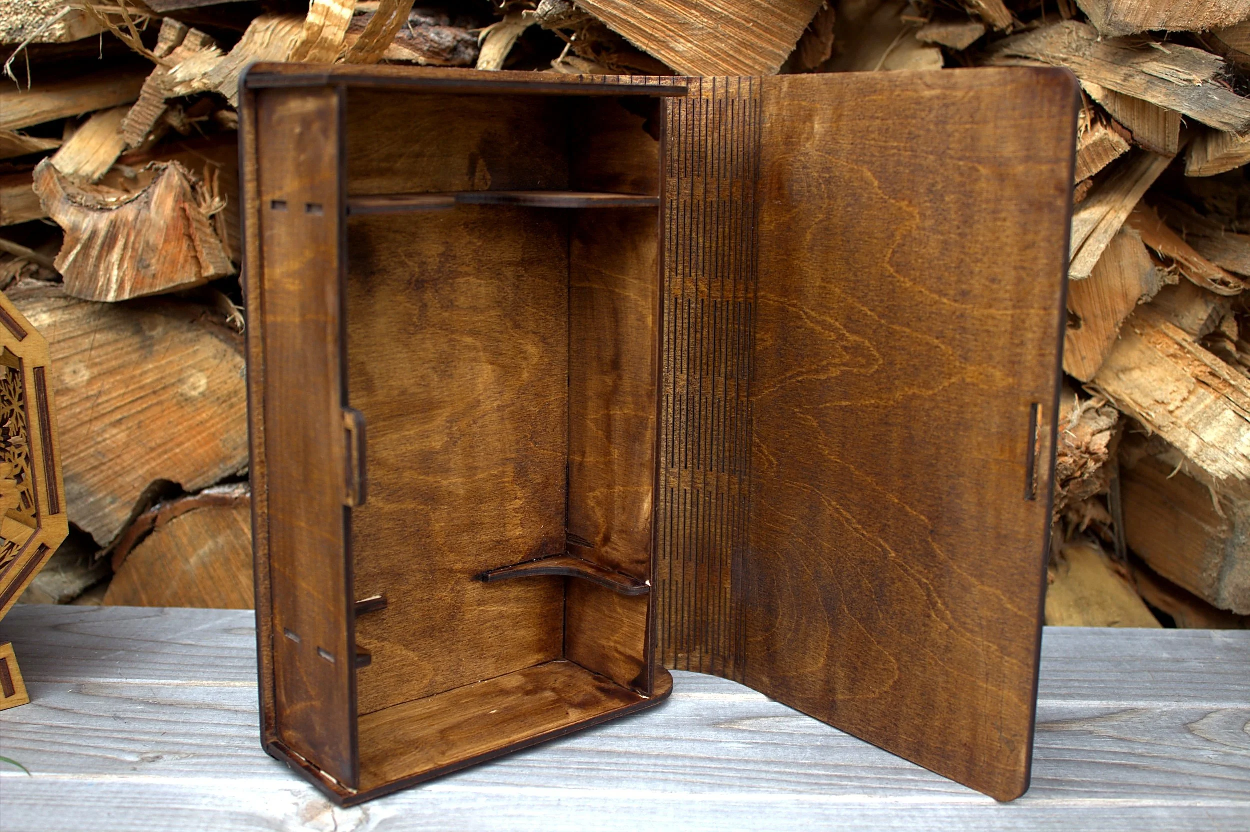 Wooden bottle gift box — open