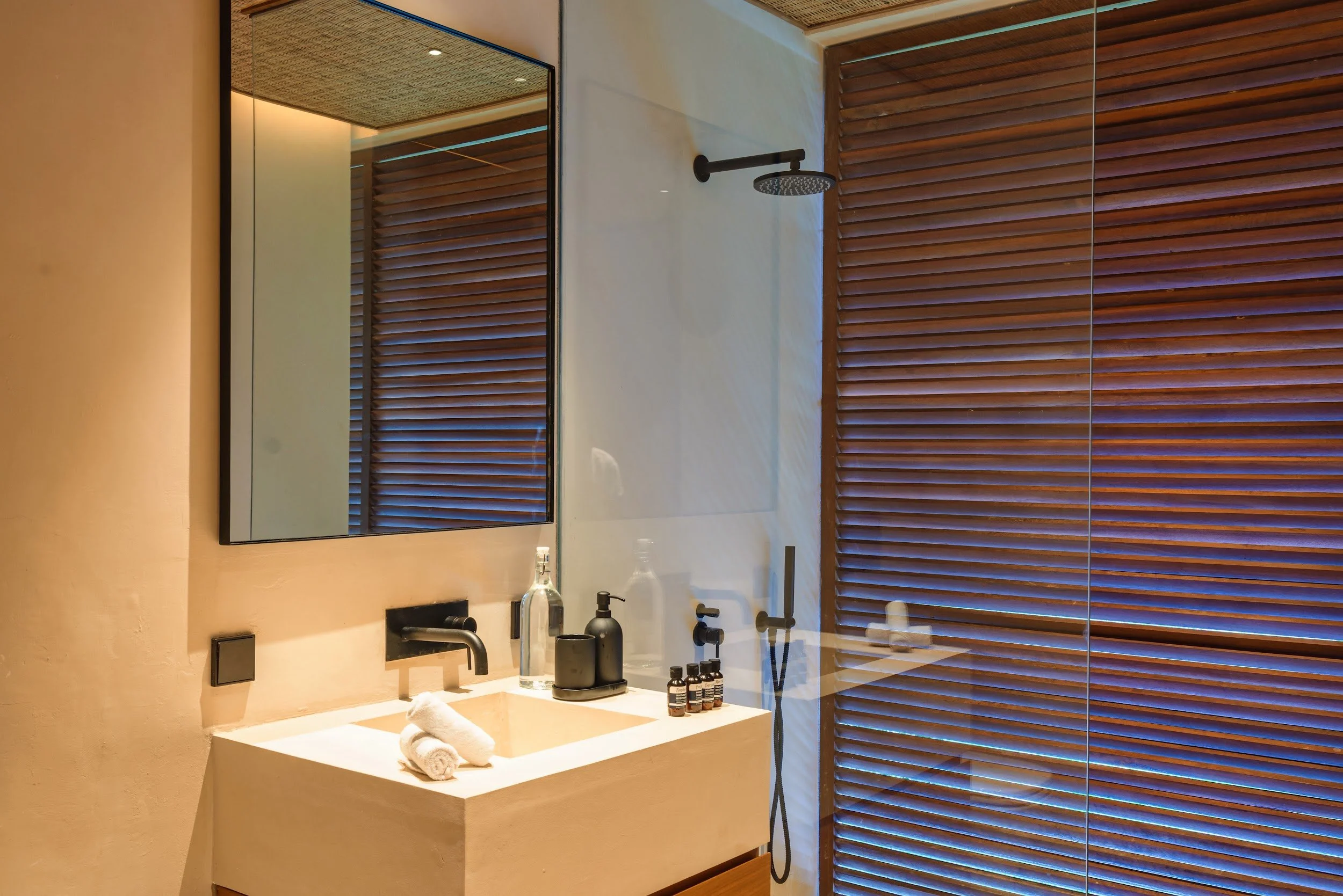 Ensuite bathroom of the bunk room at Villa Kai Lani