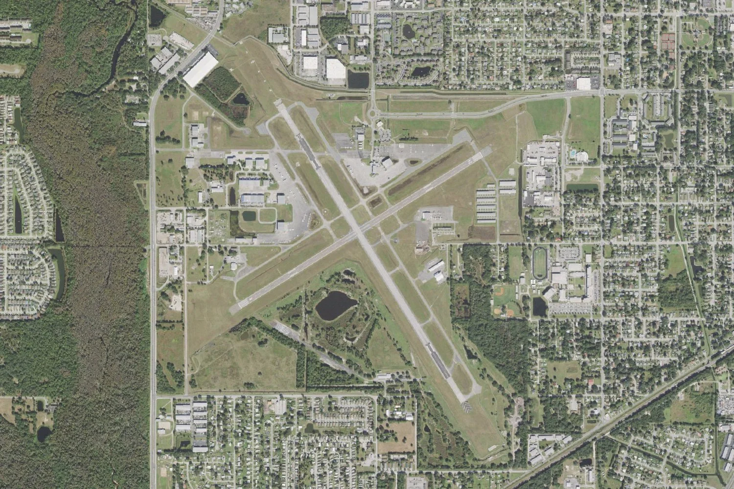 Aerial view of Kissimmee Gateway Airport (ISM)