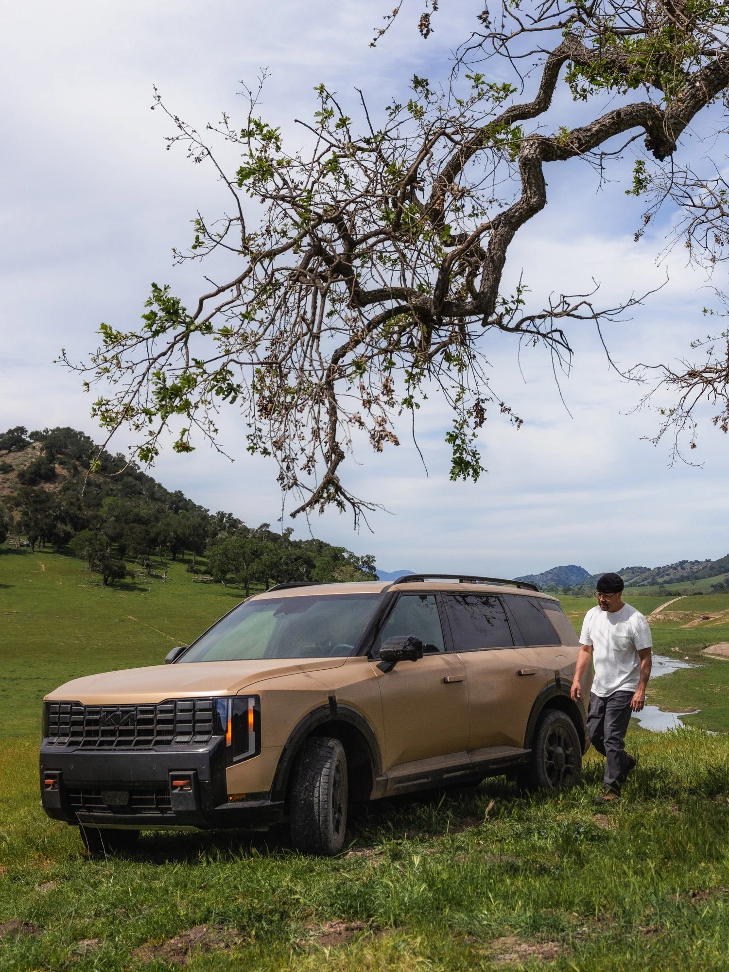 Glenn Lee Robinson beside the Kia Telluride X-PRO