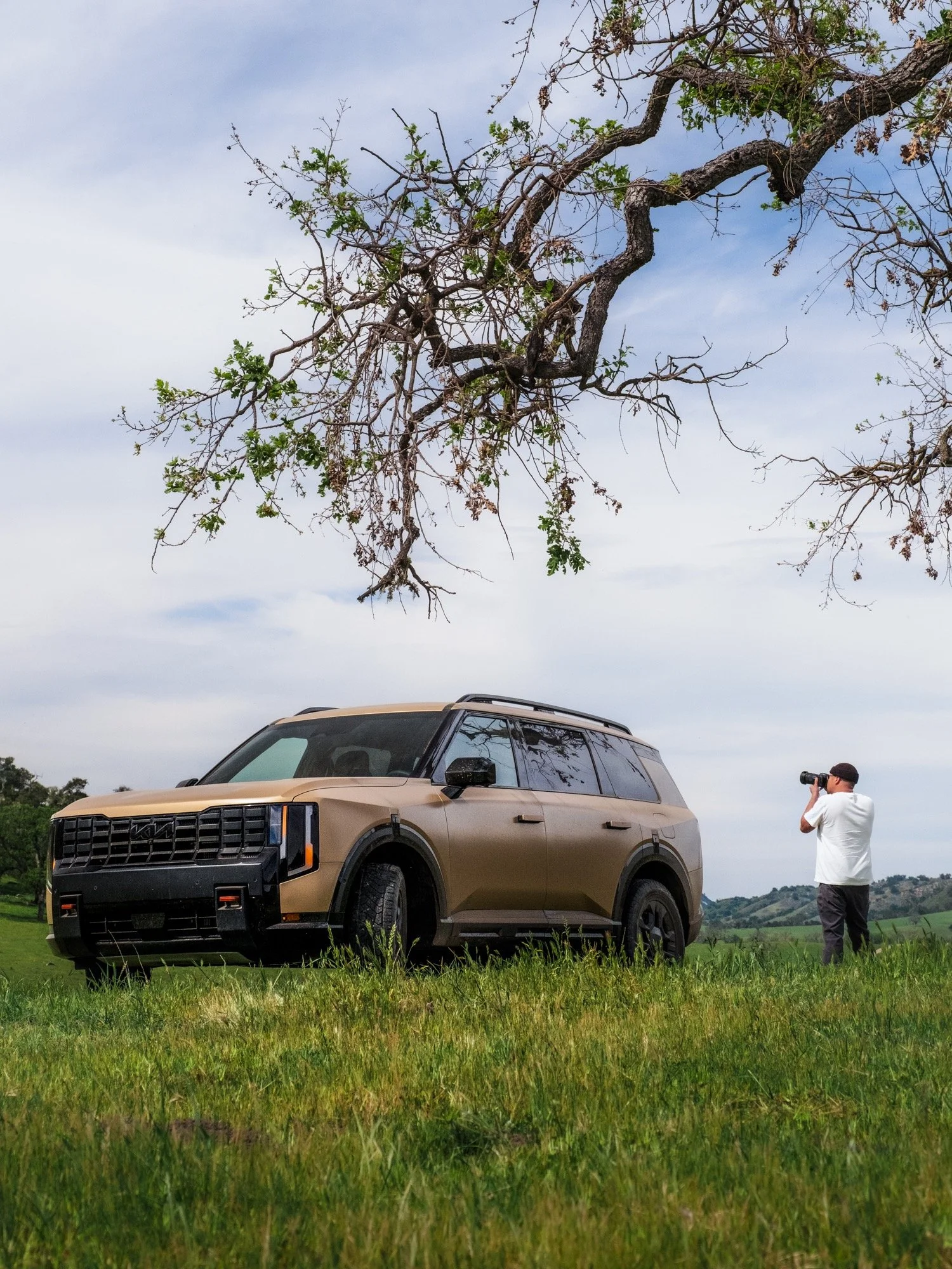 Glenn Lee Robinson photographing the Kia Telluride X-PRO