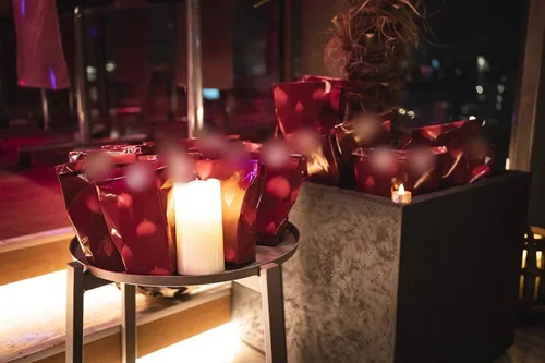 Festive candles at a custom onsite trivia event in Berlin