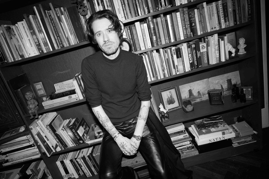 Black-and-white: Tom Eerebout in his library