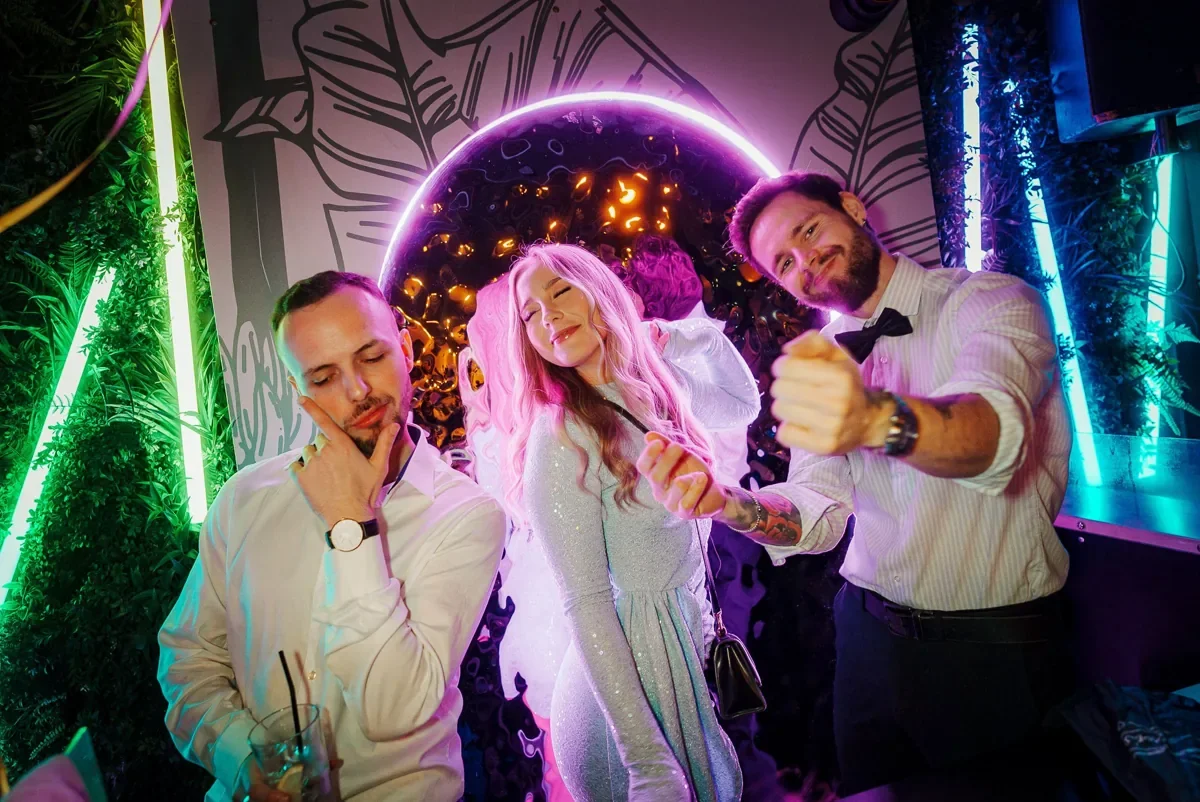 Gjester samlet foran speil og lys i MAD APE Bar