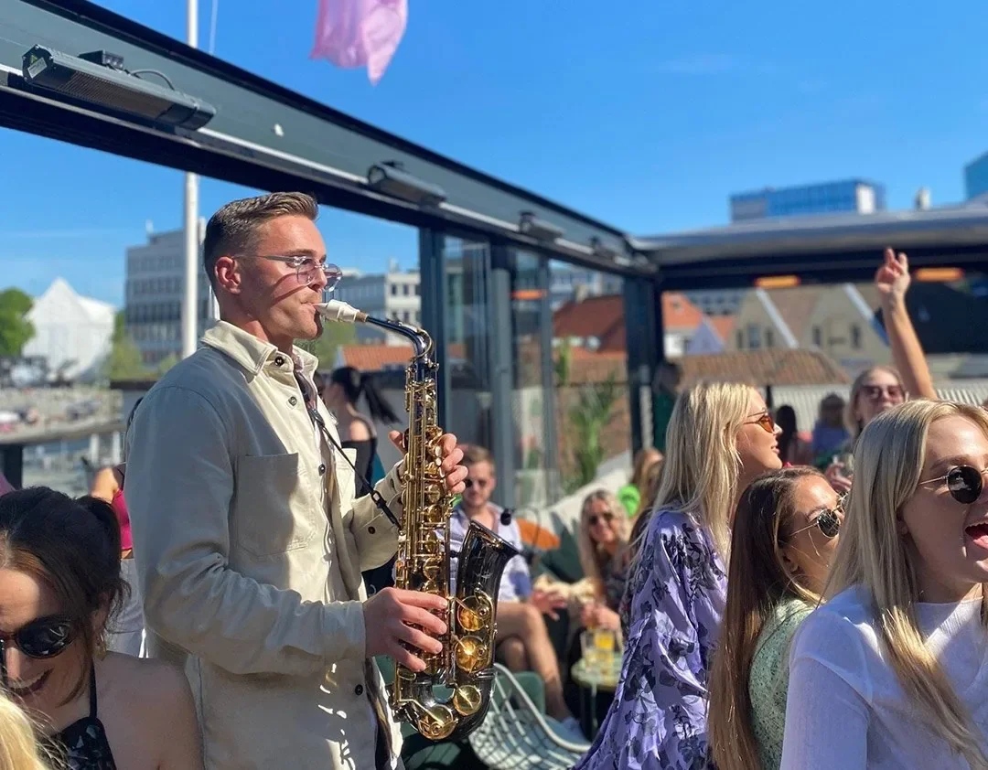 Saksofonist og gjester på takterrassen hos Tom And Lello i Stavanger