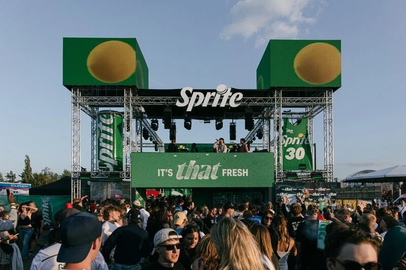 Die Sprite It’s That Fresh Area mit Publikum bei Tag