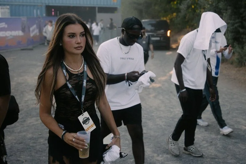 Frizzo & Friends Crew mit Gästin auf dem Festivalgelände